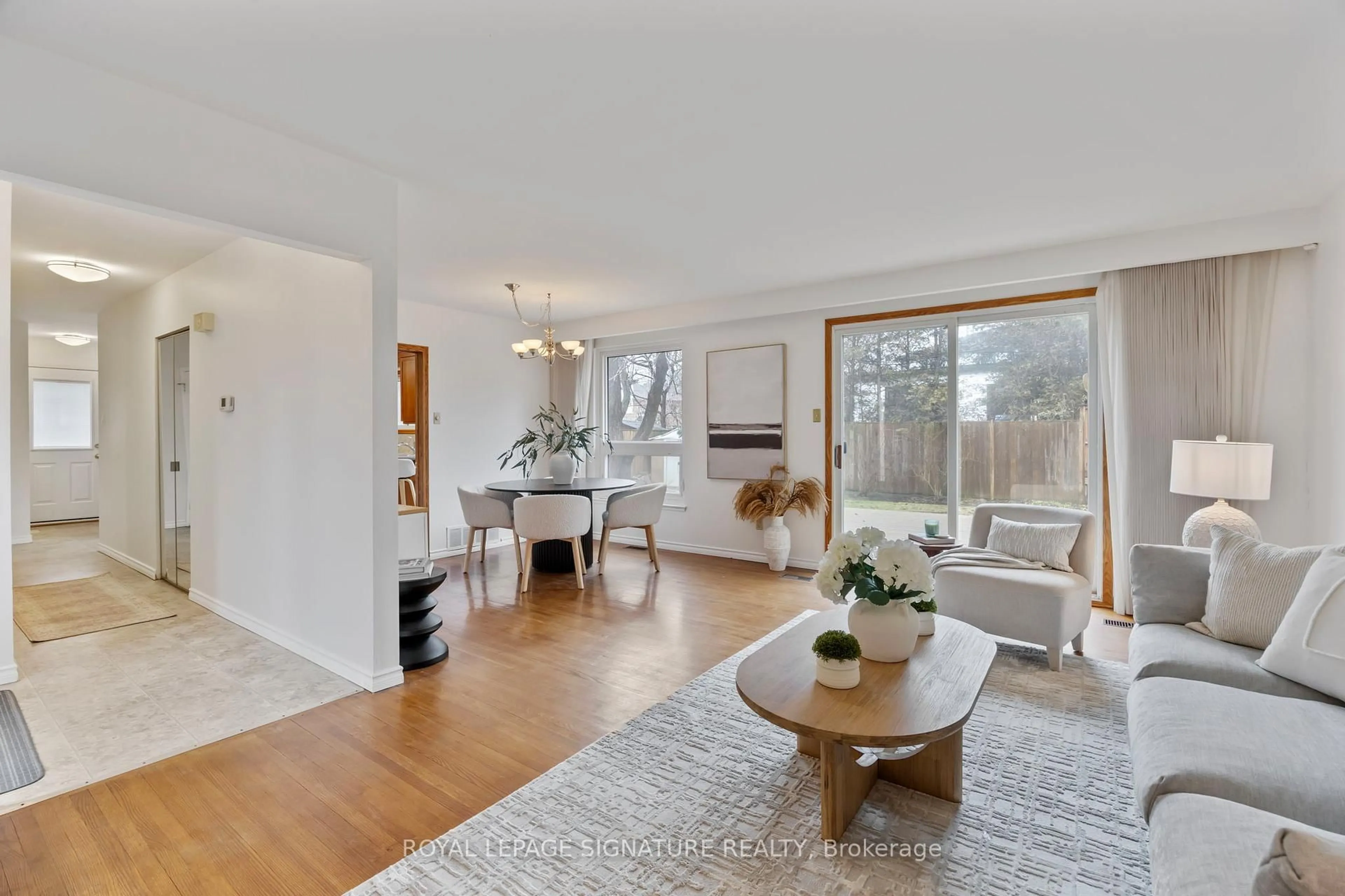 Living room with furniture, wood/laminate floor for 30 Bledlow Manor Dr, Toronto Ontario M1E 1B2