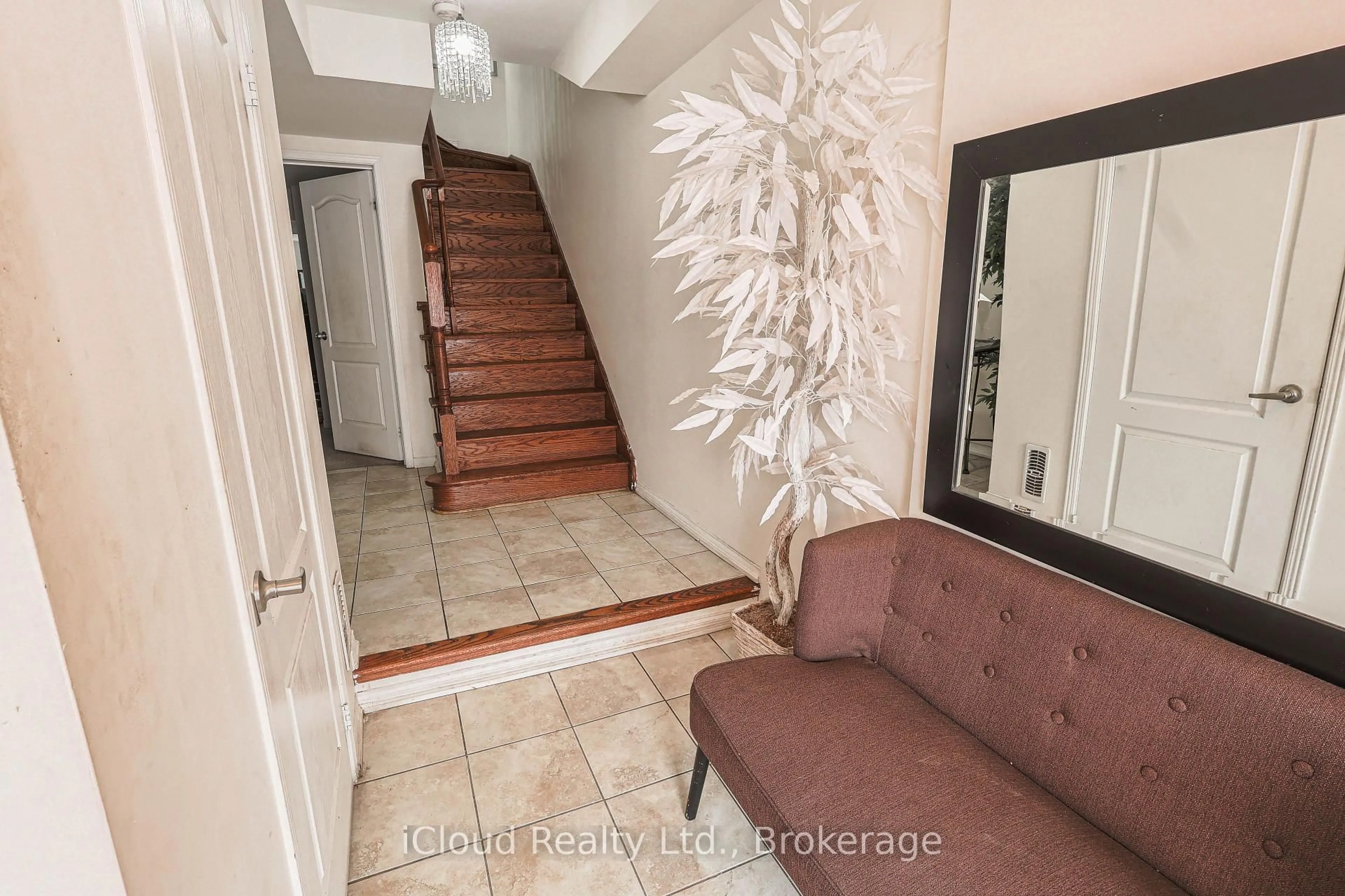 Indoor foyer for 55 Maidstone Way, Whitby Ontario L1R 0L7
