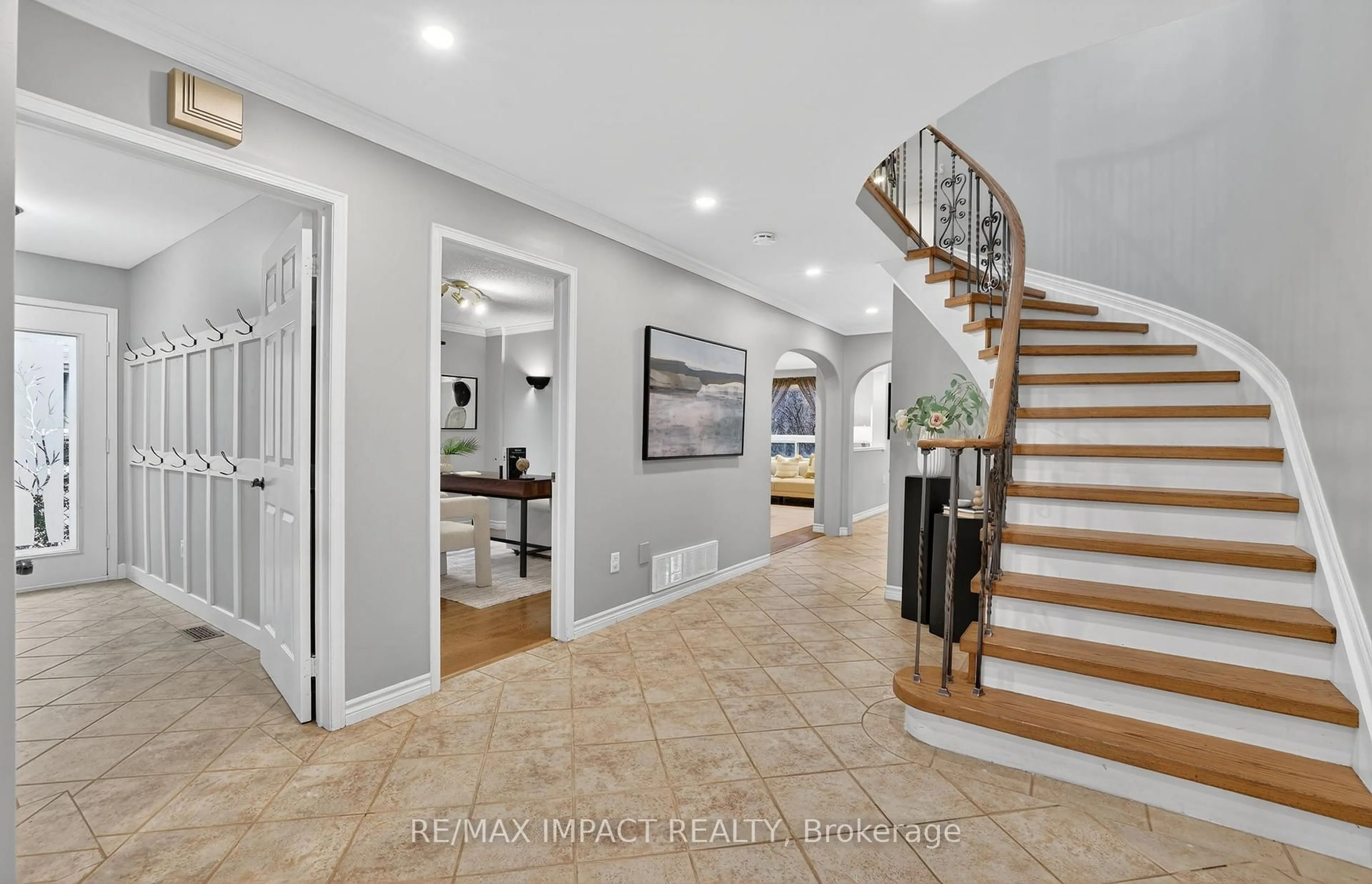 Indoor entryway for 2348 Wildwood Cres, Pickering Ontario L1X 2N1