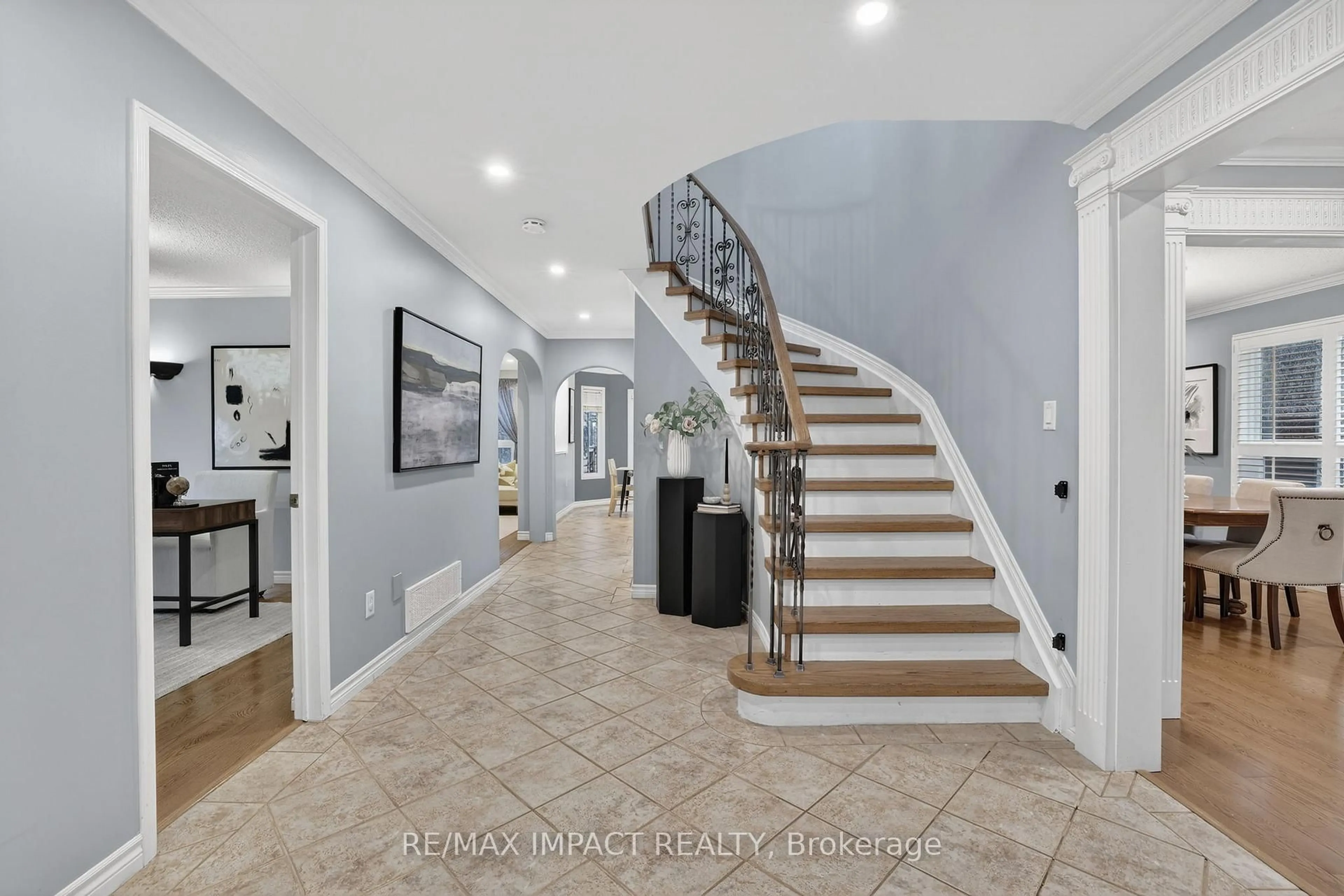 Indoor entryway for 2348 Wildwood Cres, Pickering Ontario L1X 2N1