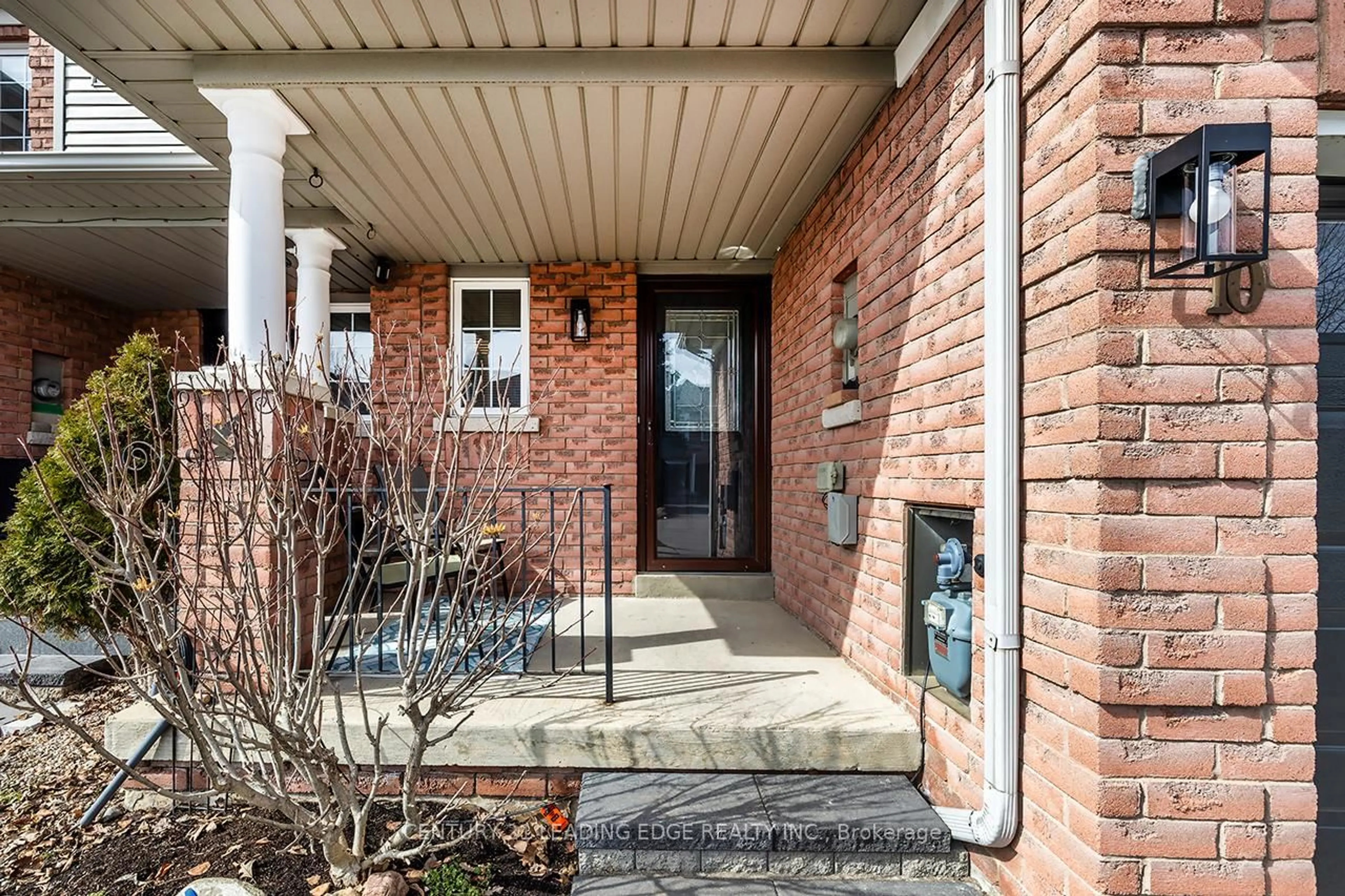 Indoor entryway for 10 Oglevie Dr, Whitby Ontario L1R 2Y4