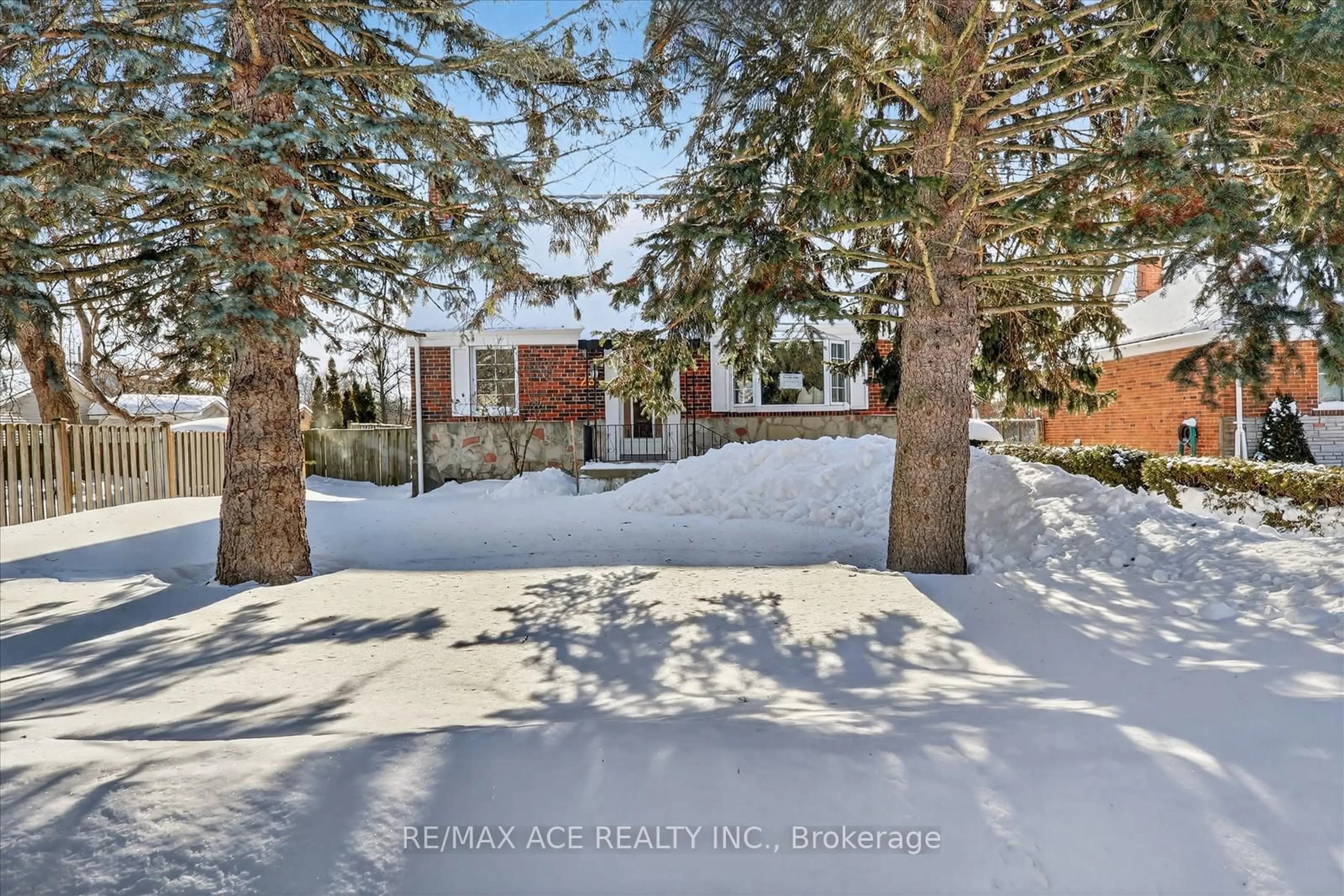 A pic from outside/outdoor area/front of a property/back of a property/a pic from drone, street for 233 Oakridge Dr, Toronto Ontario M1M 2B5
