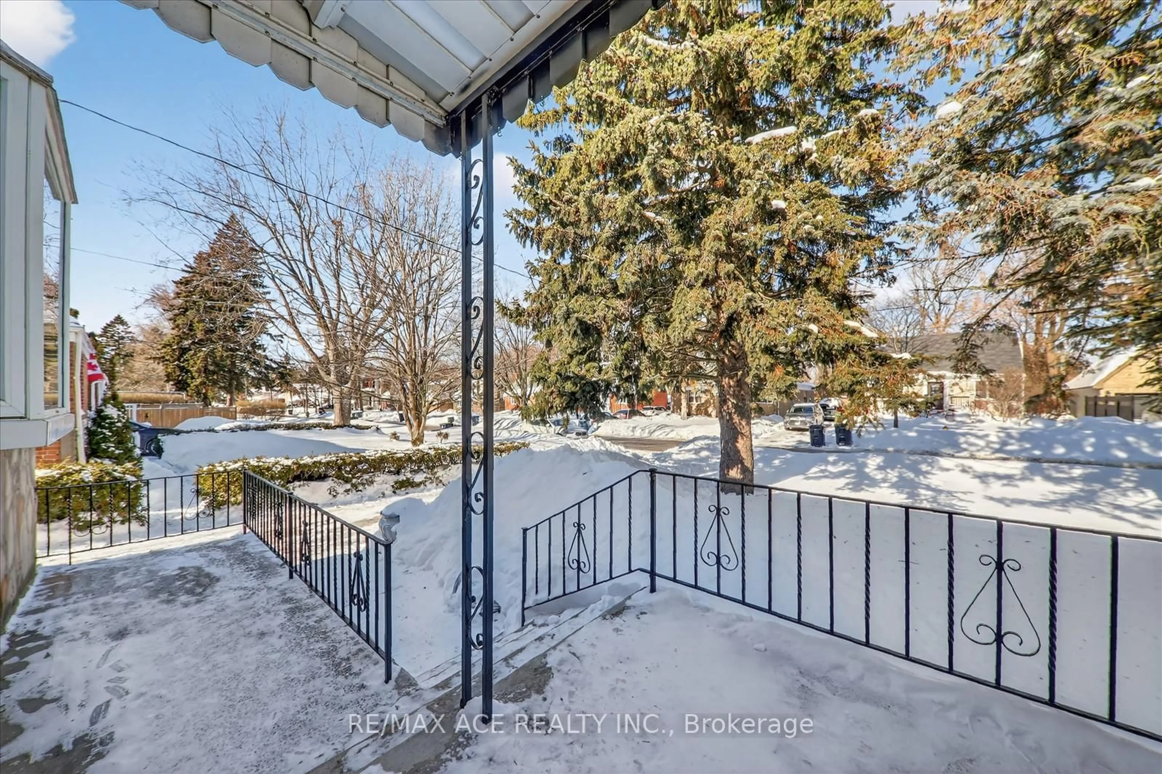 Patio, street for 233 Oakridge Dr, Toronto Ontario M1M 2B5