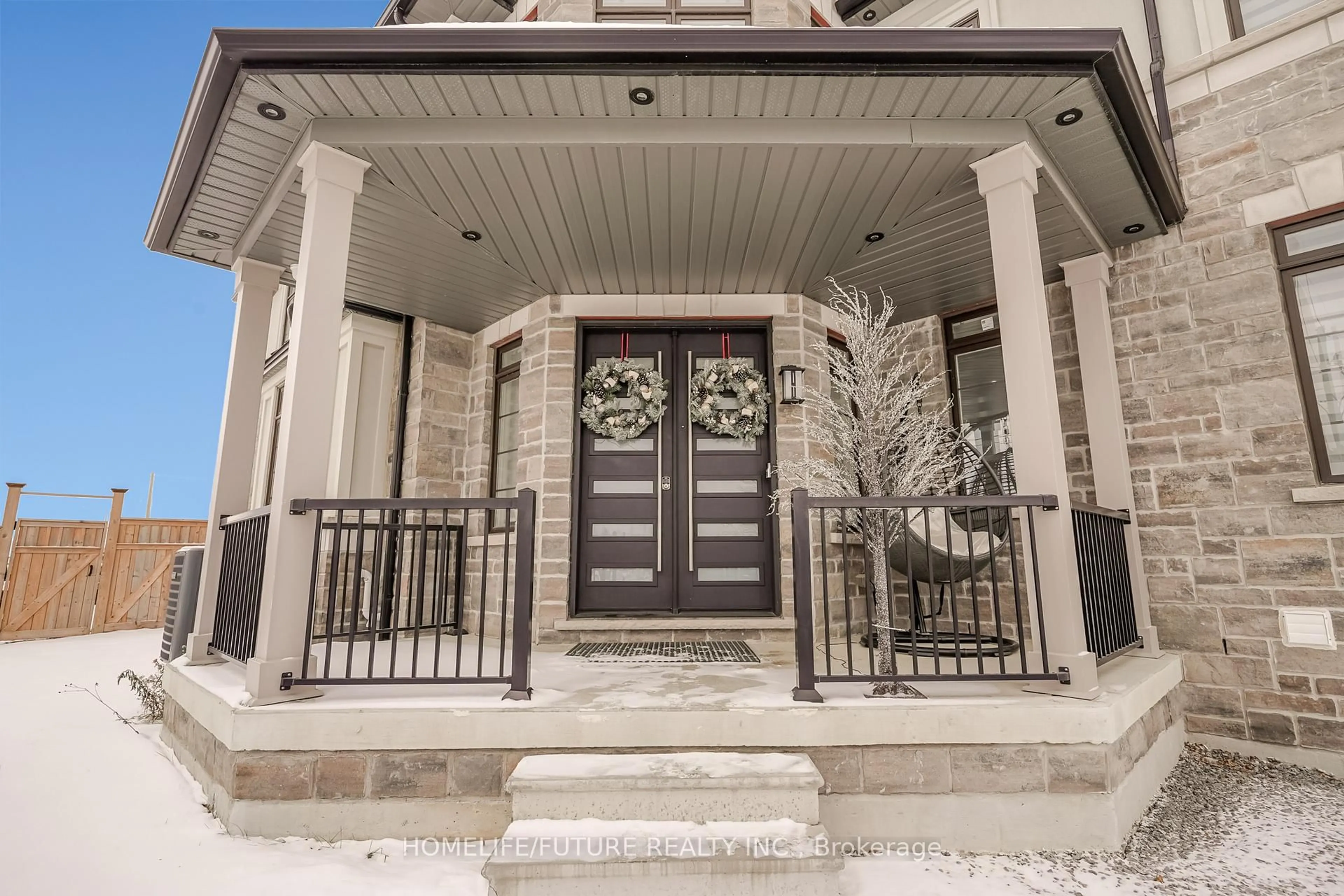 Indoor entryway for 227 Northglen Blvd, Clarington Ontario L1C 0T9