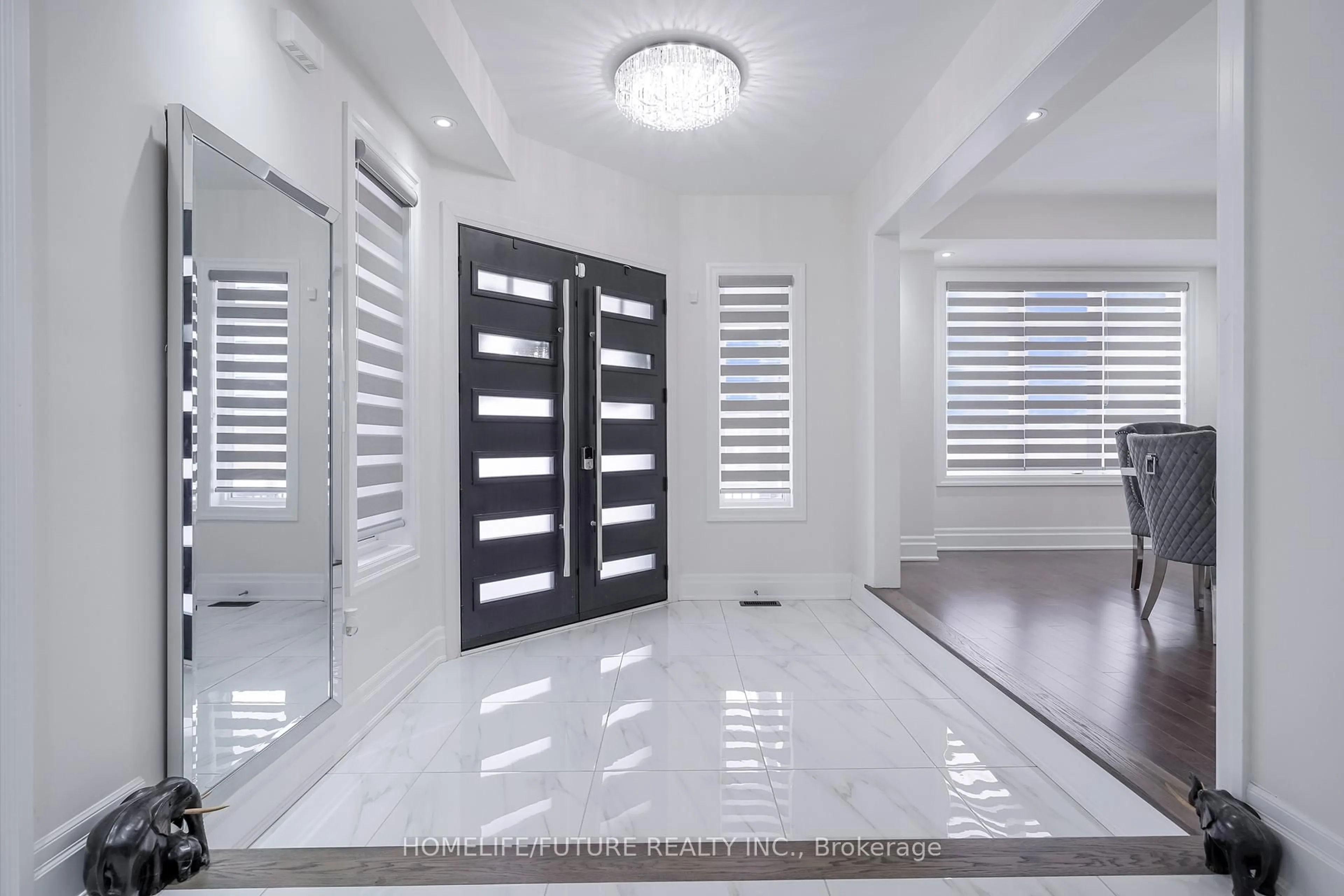 Indoor foyer for 227 Northglen Blvd, Clarington Ontario L1C 0T9