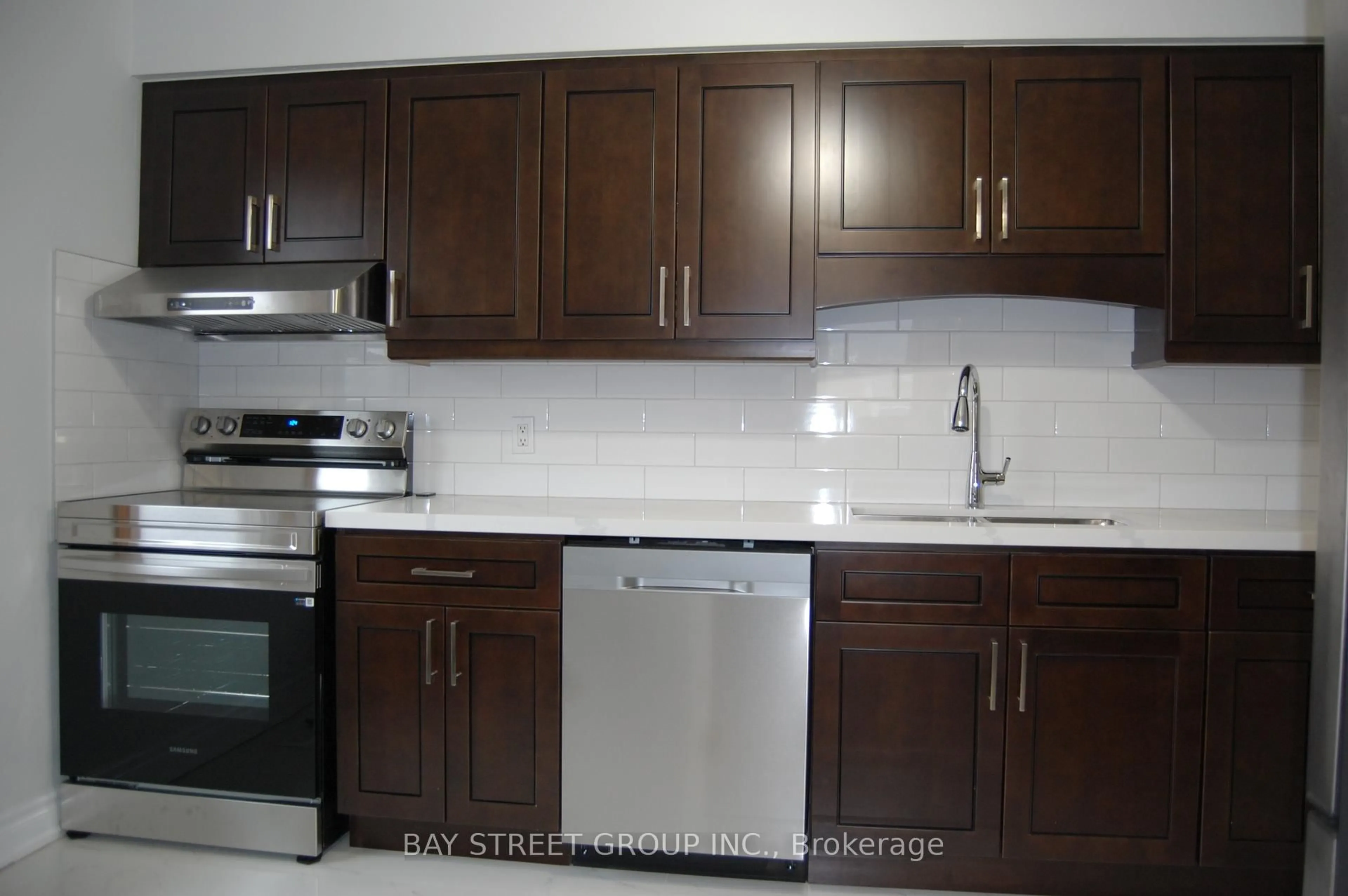 Standard kitchen, unknown for 1122 Central Park Blvd, Oshawa Ontario L1G 7G8
