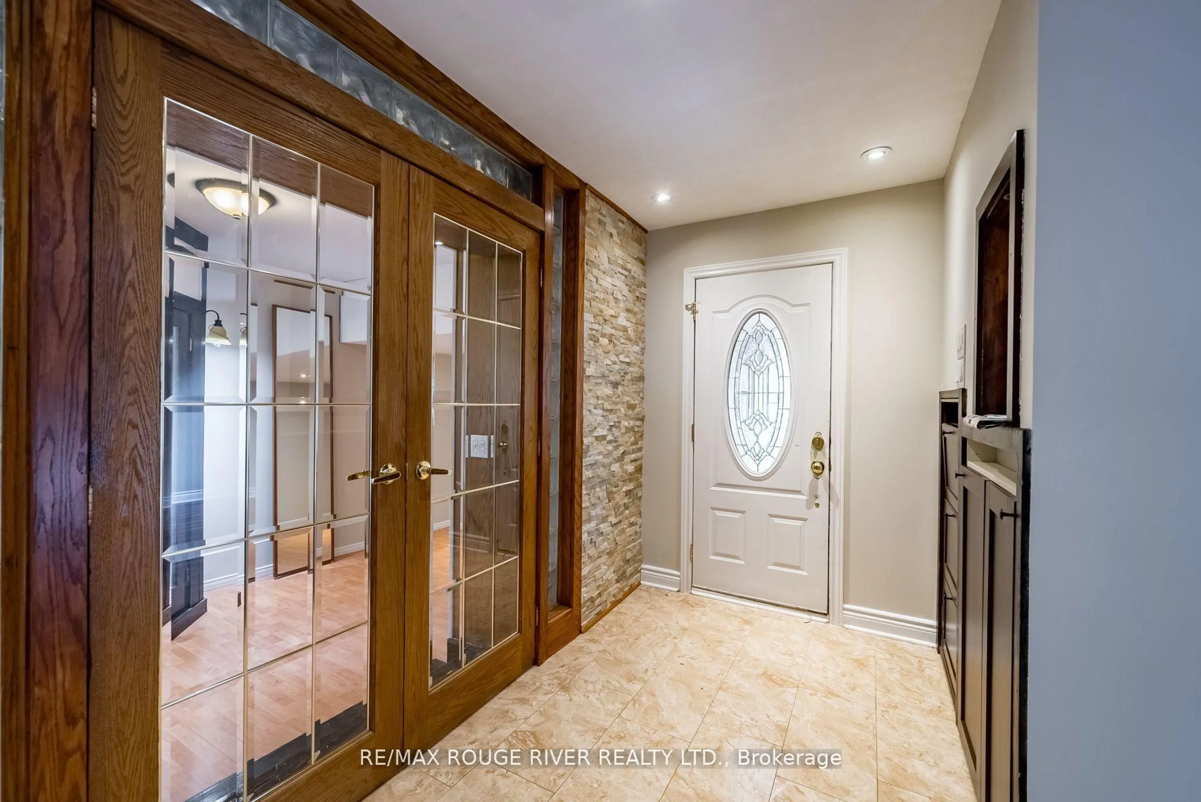 Indoor entryway for 3 Swanston Cres, Ajax Ontario L1S 3J5
