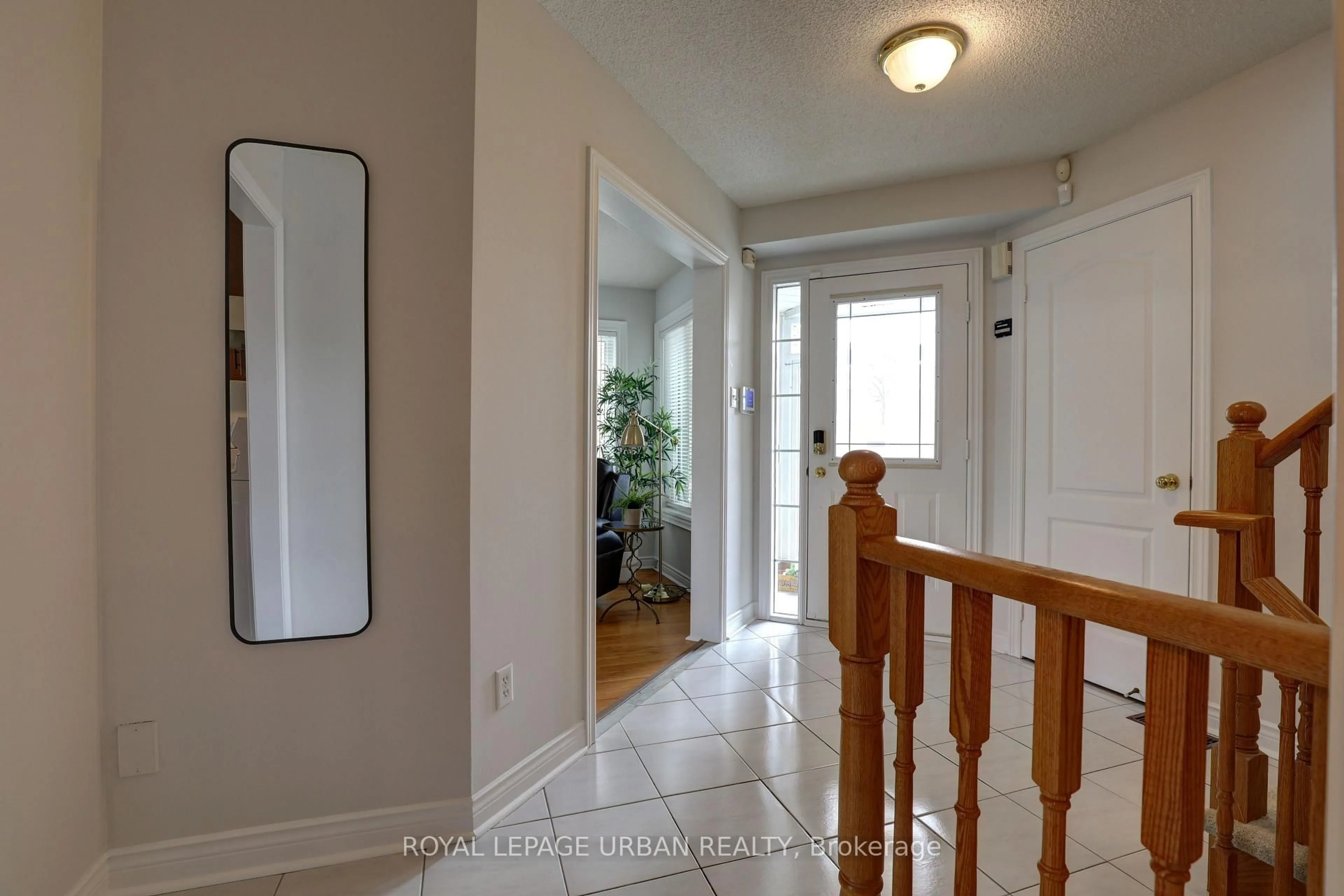 Indoor entryway for 1505 Garland Cres, Pickering Ontario L1V 7B3