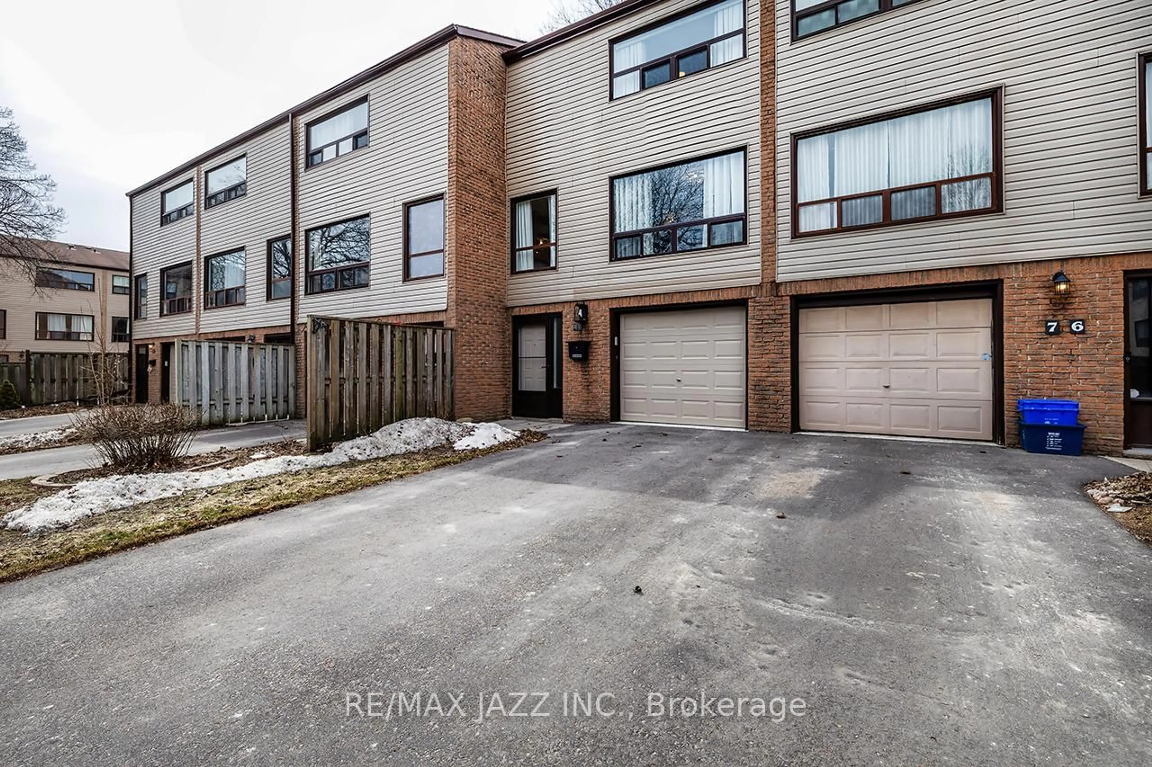A pic from outside/outdoor area/front of a property/back of a property/a pic from drone, street for 77 Parklane Circ #77, Clarington Ontario L1C 3V9