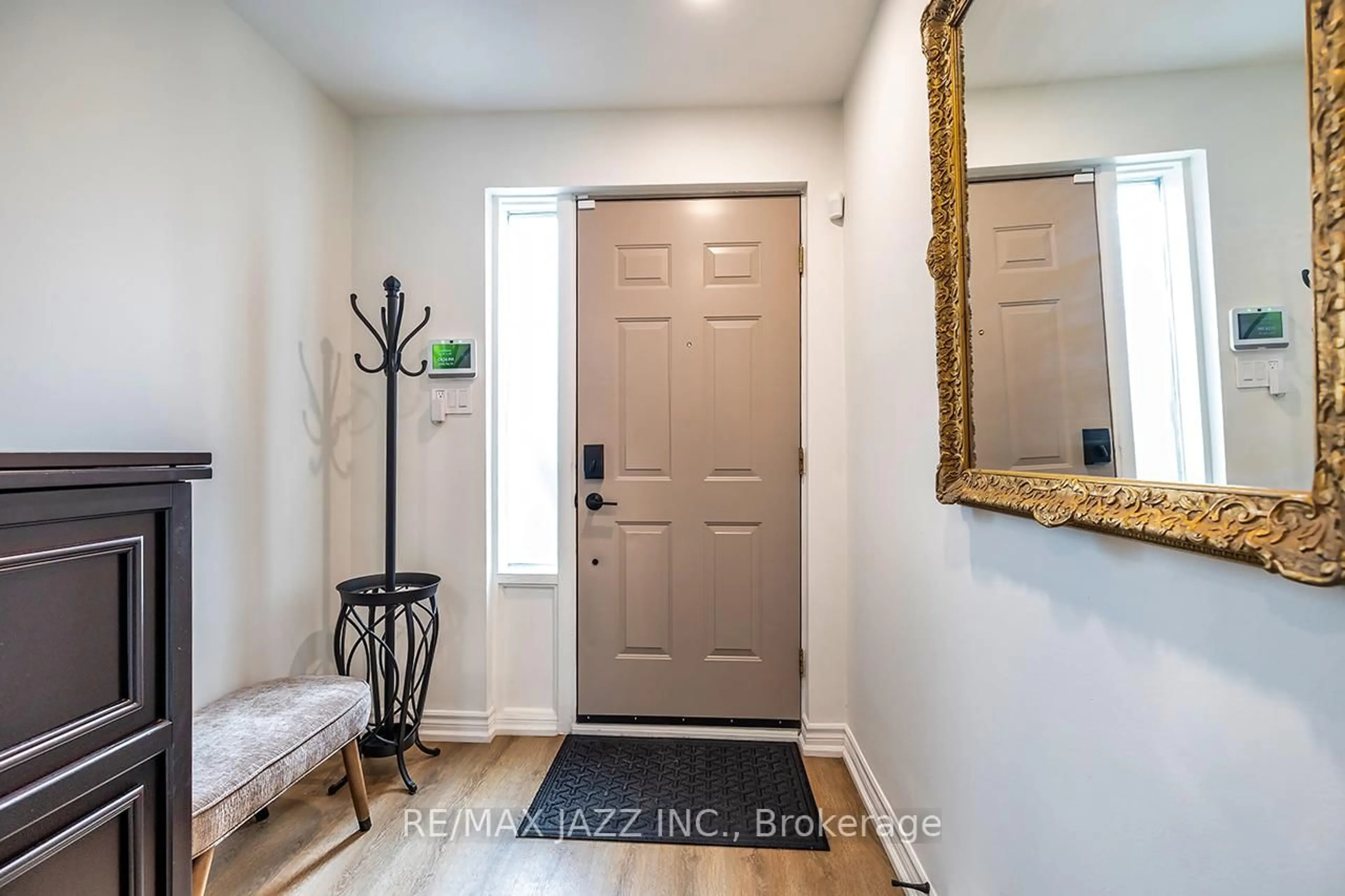 Indoor entryway for 77 Parklane Circ #77, Clarington Ontario L1C 3V9