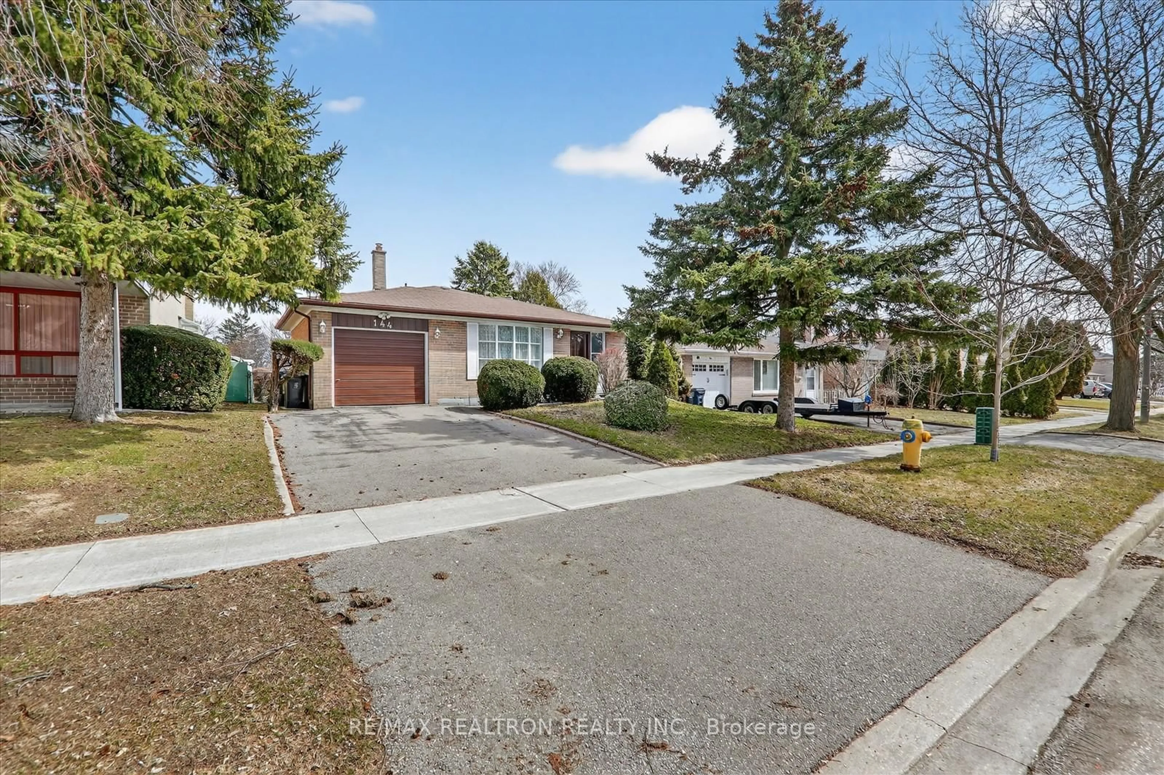 A pic from outside/outdoor area/front of a property/back of a property/a pic from drone, street for 144 Merkley Sq, Toronto Ontario M1G 2Y8