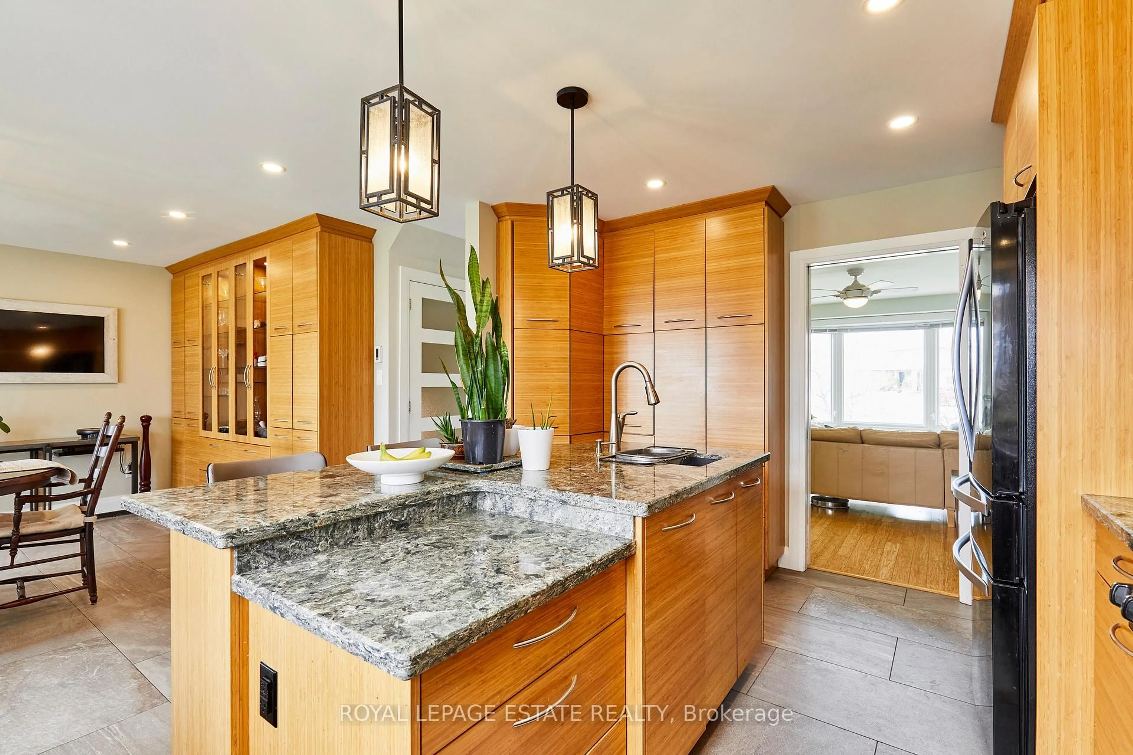 Contemporary kitchen, ceramic/tile floor for 1078 Roundelay Crt, Oshawa Ontario L1J 7R7