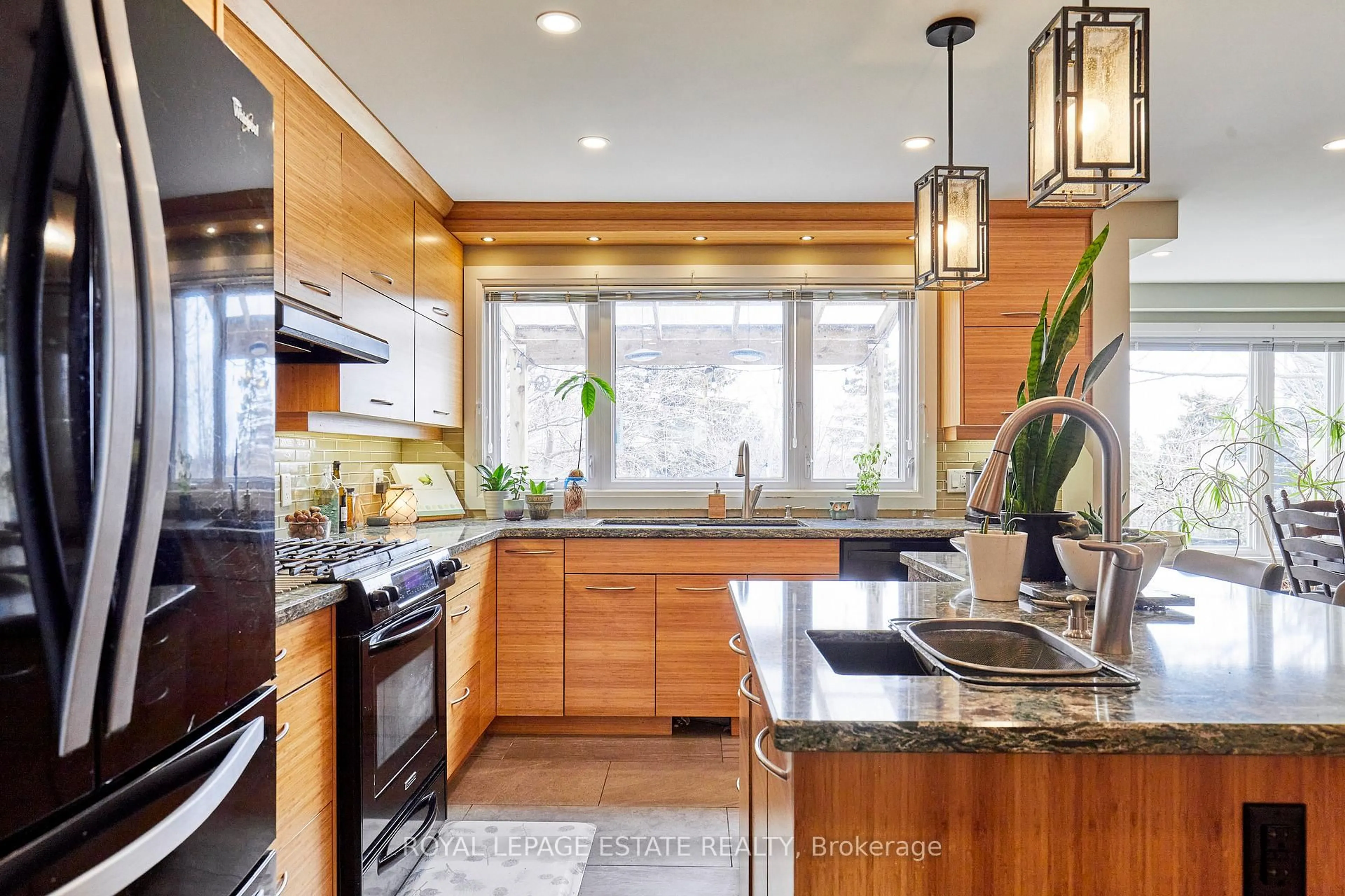 Contemporary kitchen, ceramic/tile floor for 1078 Roundelay Crt, Oshawa Ontario L1J 7R7