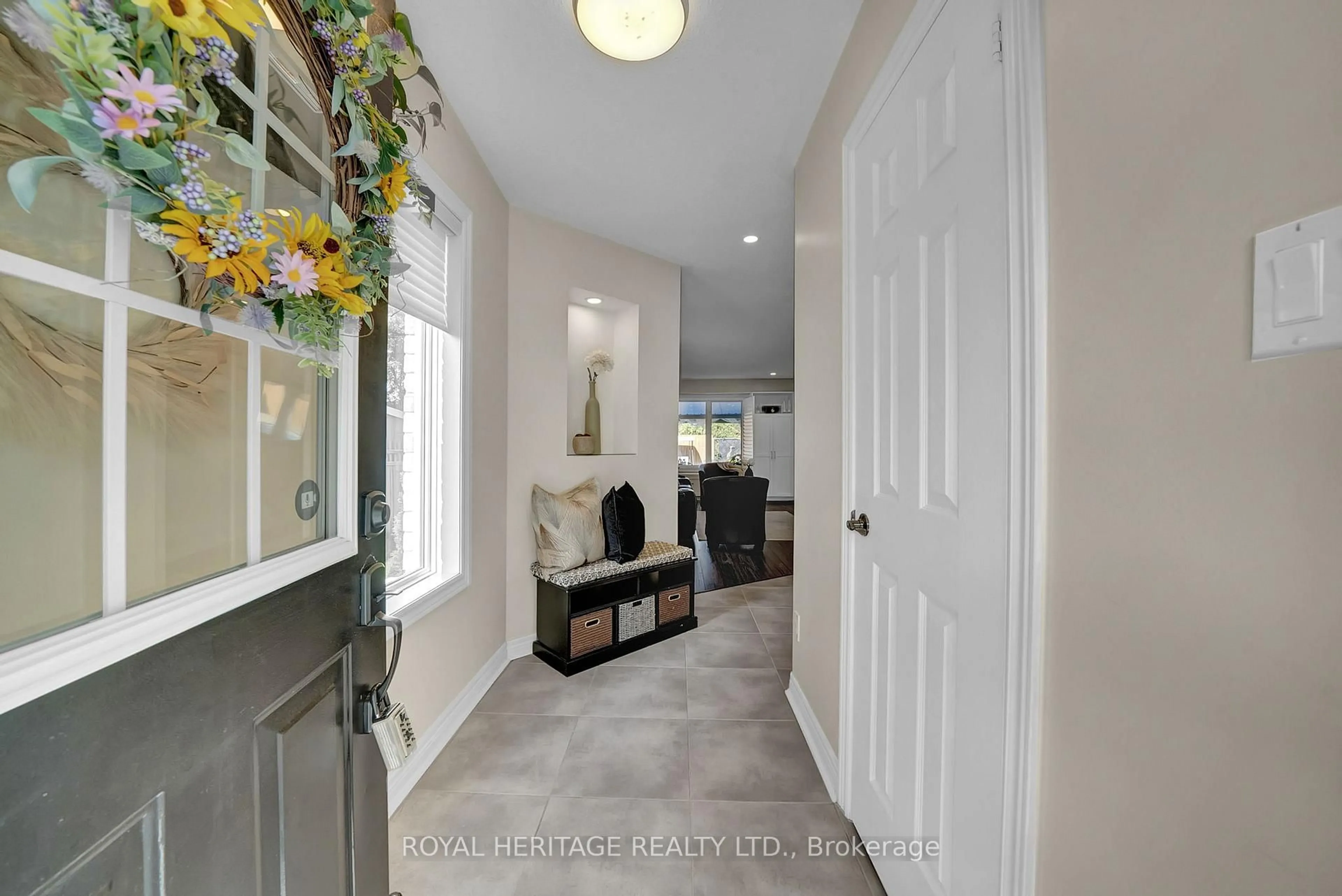 Indoor entryway for 46 Lownie Crt, Clarington Ontario L1C 5C9