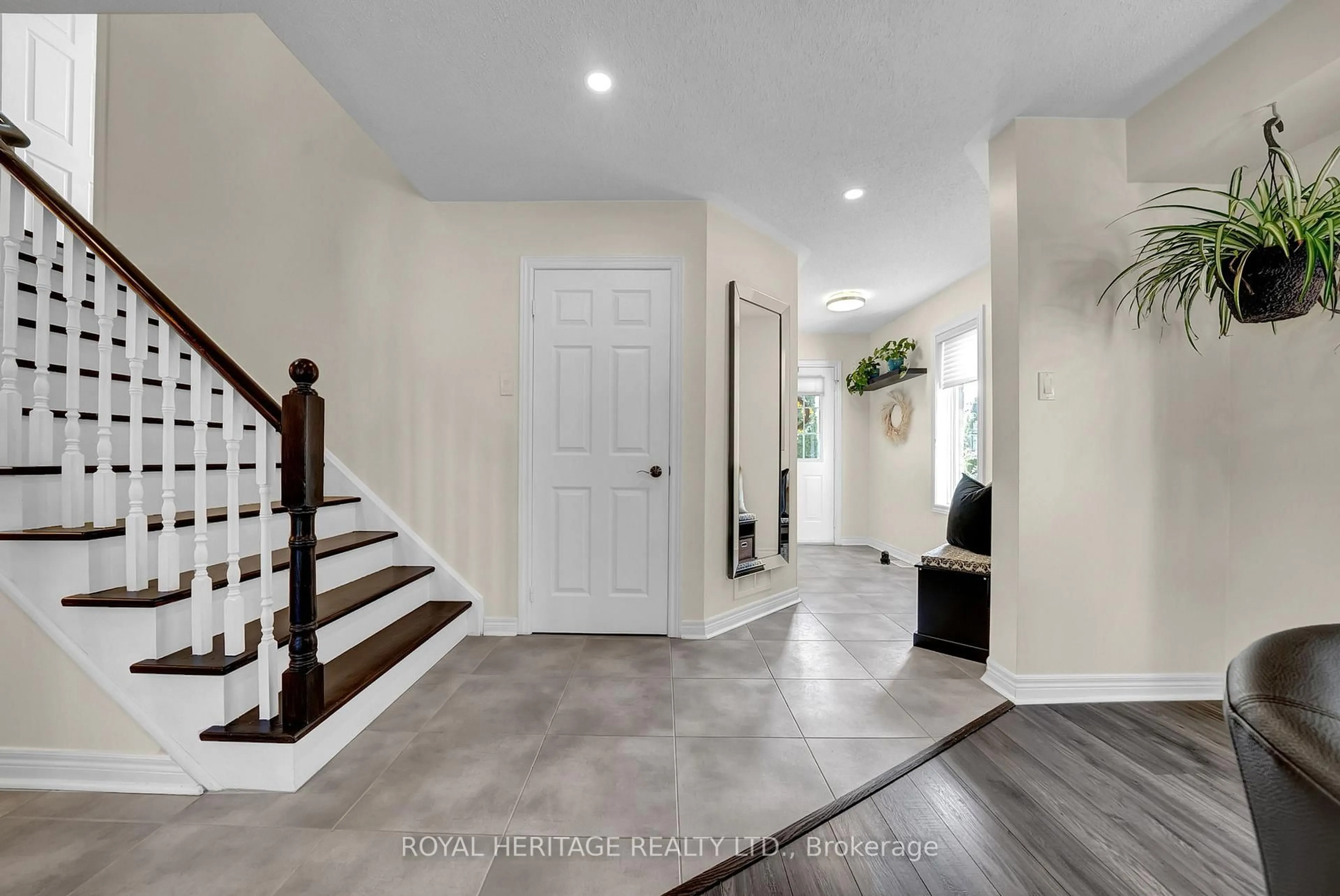 Indoor entryway for 46 Lownie Crt, Clarington Ontario L1C 5C9