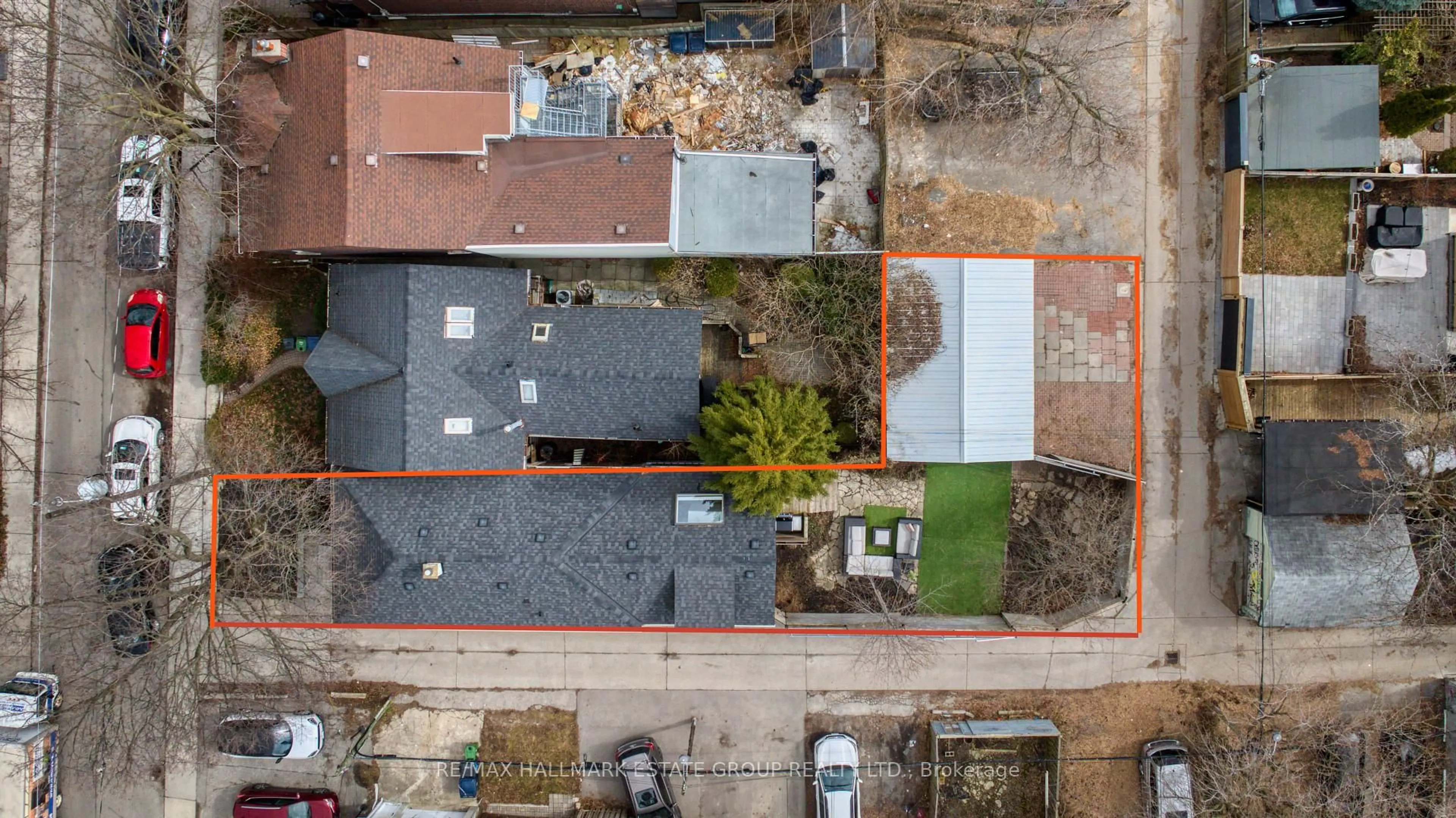 A pic from outside/outdoor area/front of a property/back of a property/a pic from drone, street for 11 Austin Ave, Toronto Ontario M4M 1V7