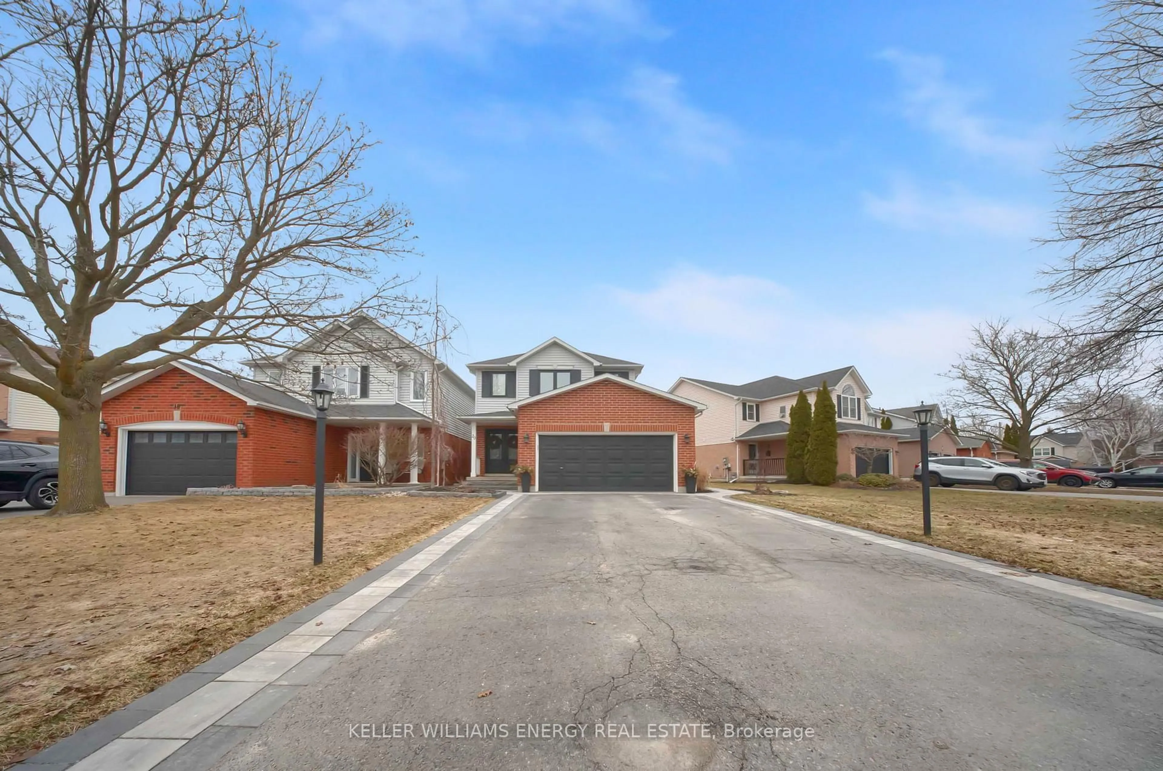 A pic from outside/outdoor area/front of a property/back of a property/a pic from drone, street for 20 Hearthstone Cres, Clarington Ontario L1E 2X7