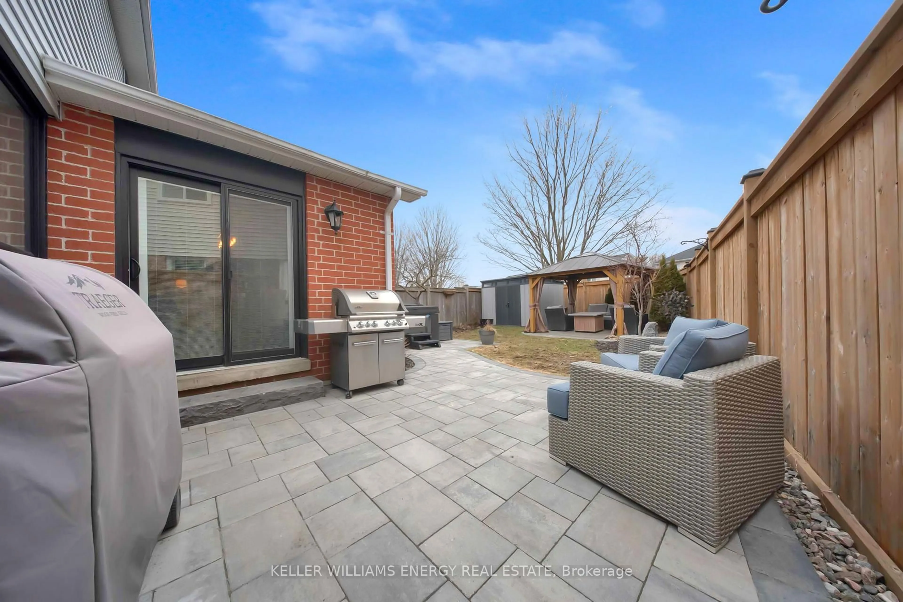 Patio, street for 20 Hearthstone Cres, Clarington Ontario L1E 2X7