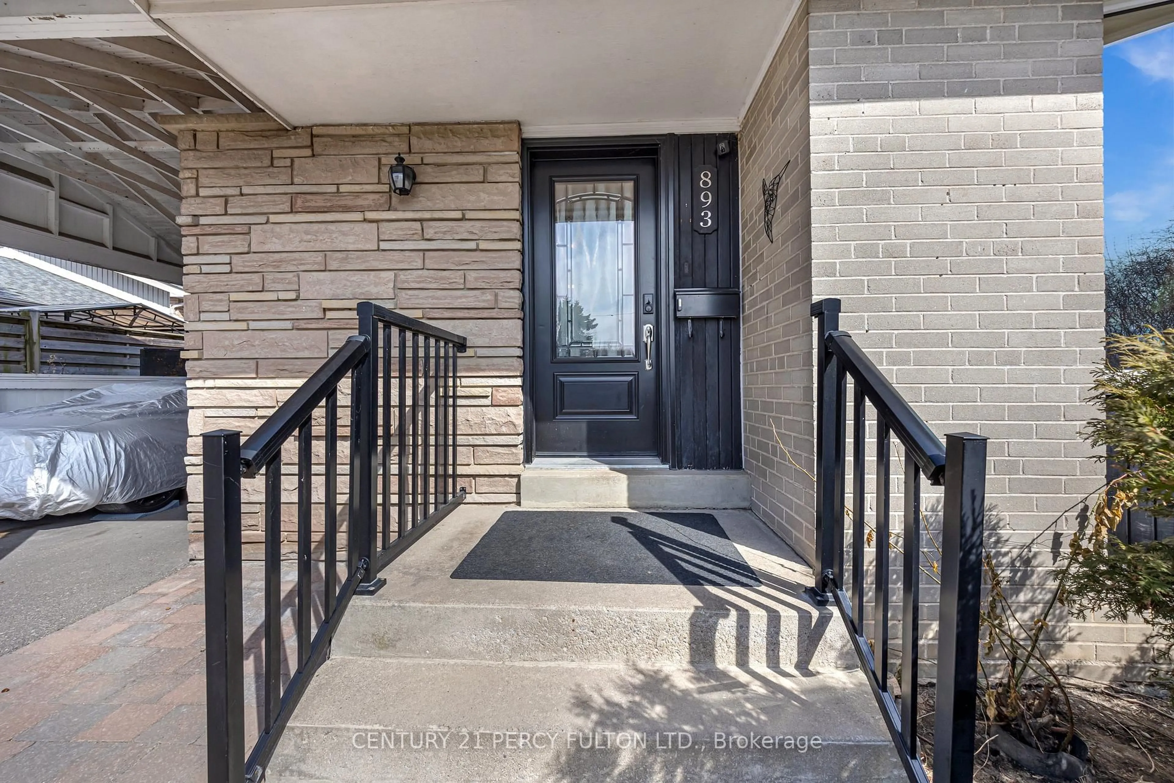 Indoor entryway for 893 Douglas Ave, Pickering Ontario L1W 1N7
