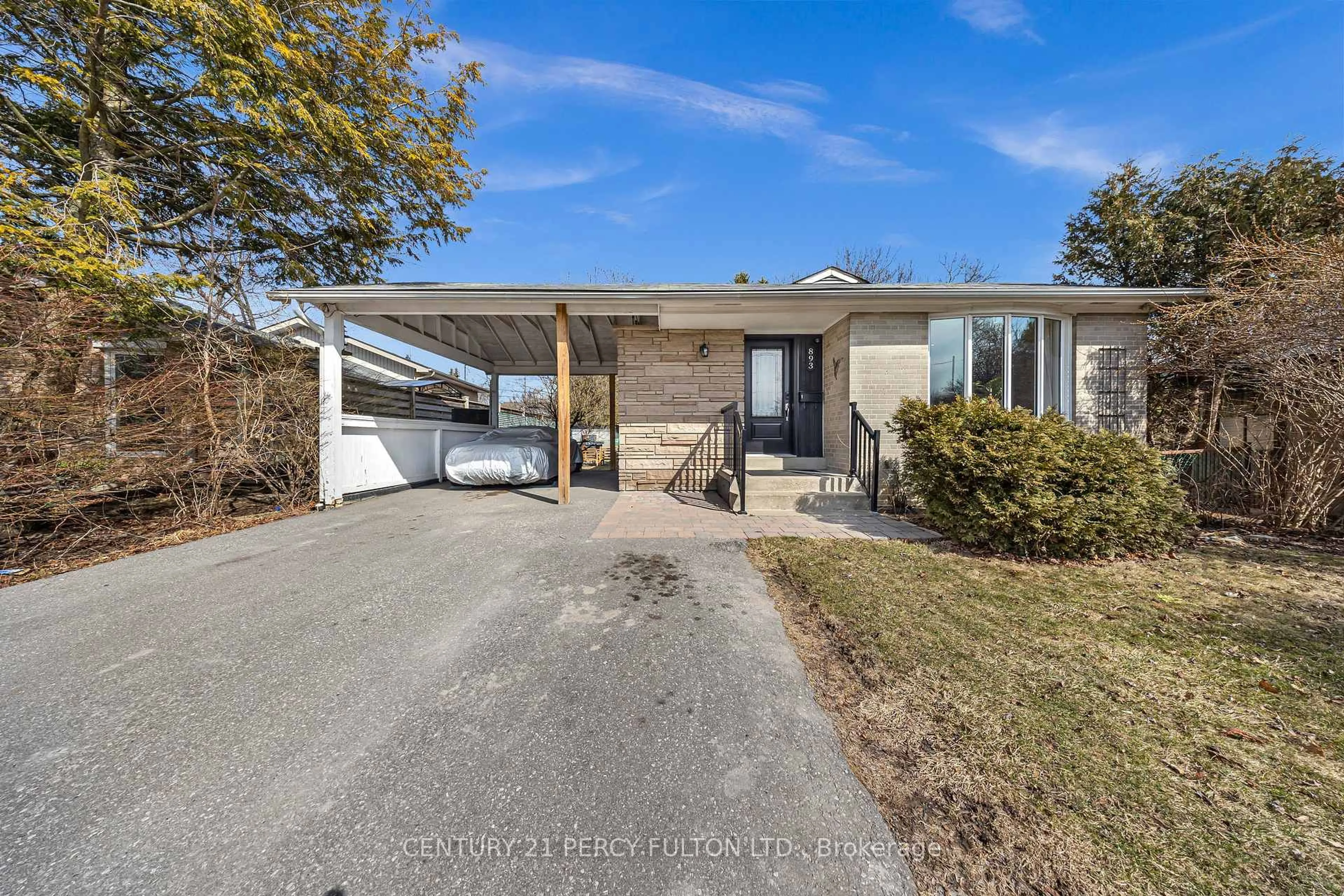 A pic from outside/outdoor area/front of a property/back of a property/a pic from drone, street for 893 Douglas Ave, Pickering Ontario L1W 1N7