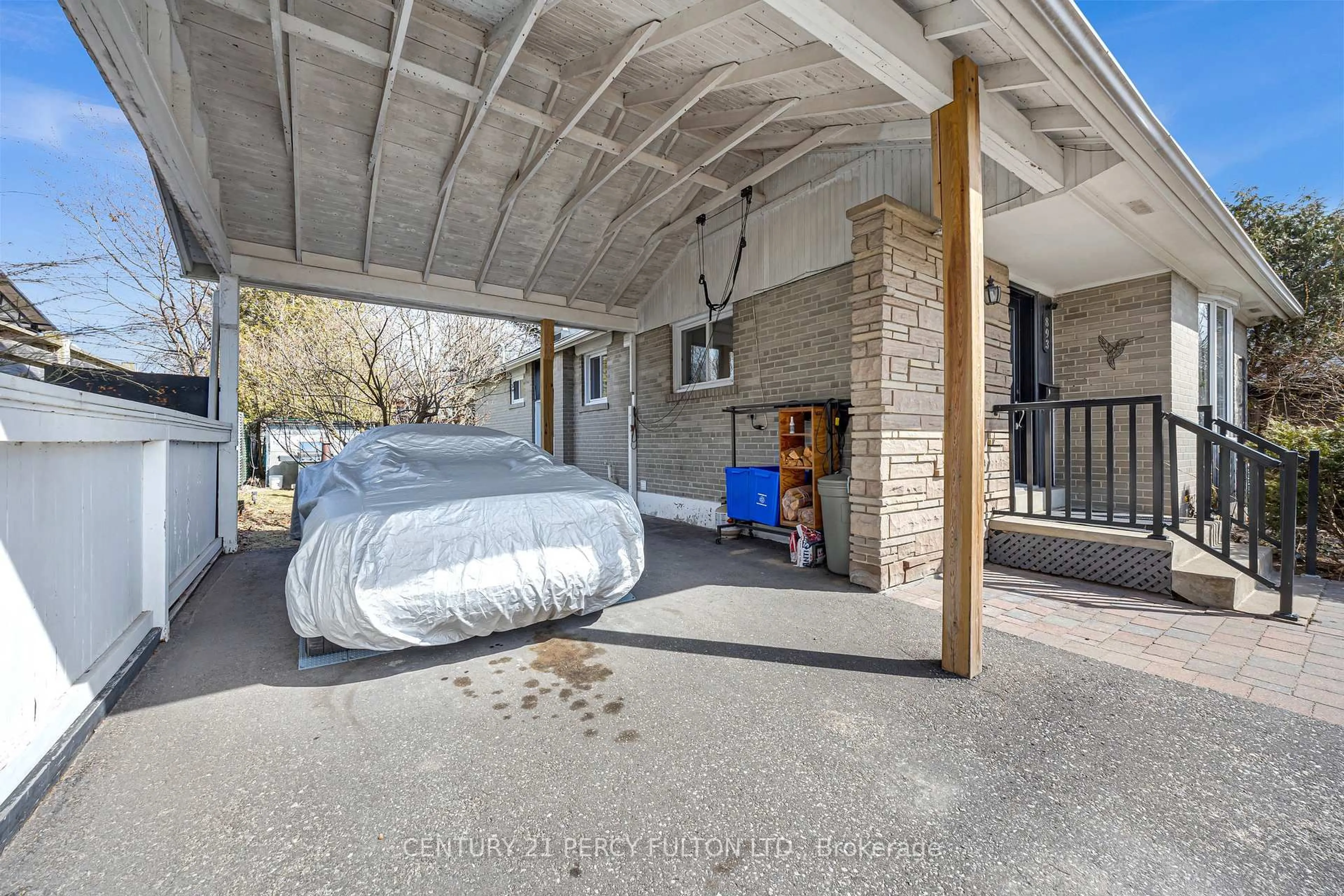 Indoor garage for 893 Douglas Ave, Pickering Ontario L1W 1N7