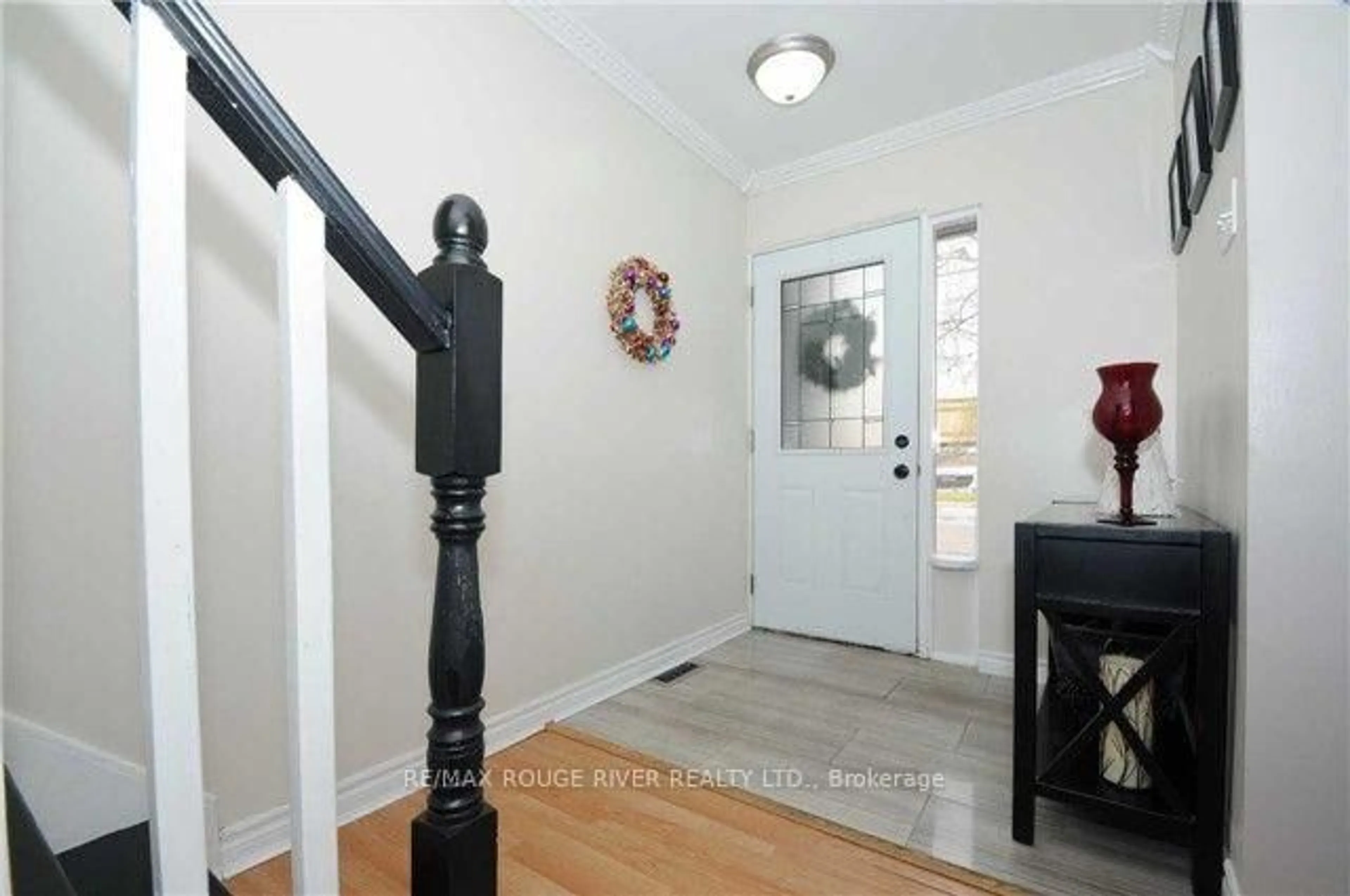 Indoor entryway for 101 Dovedale Dr #29, Whitby Ontario L1N 1Z7