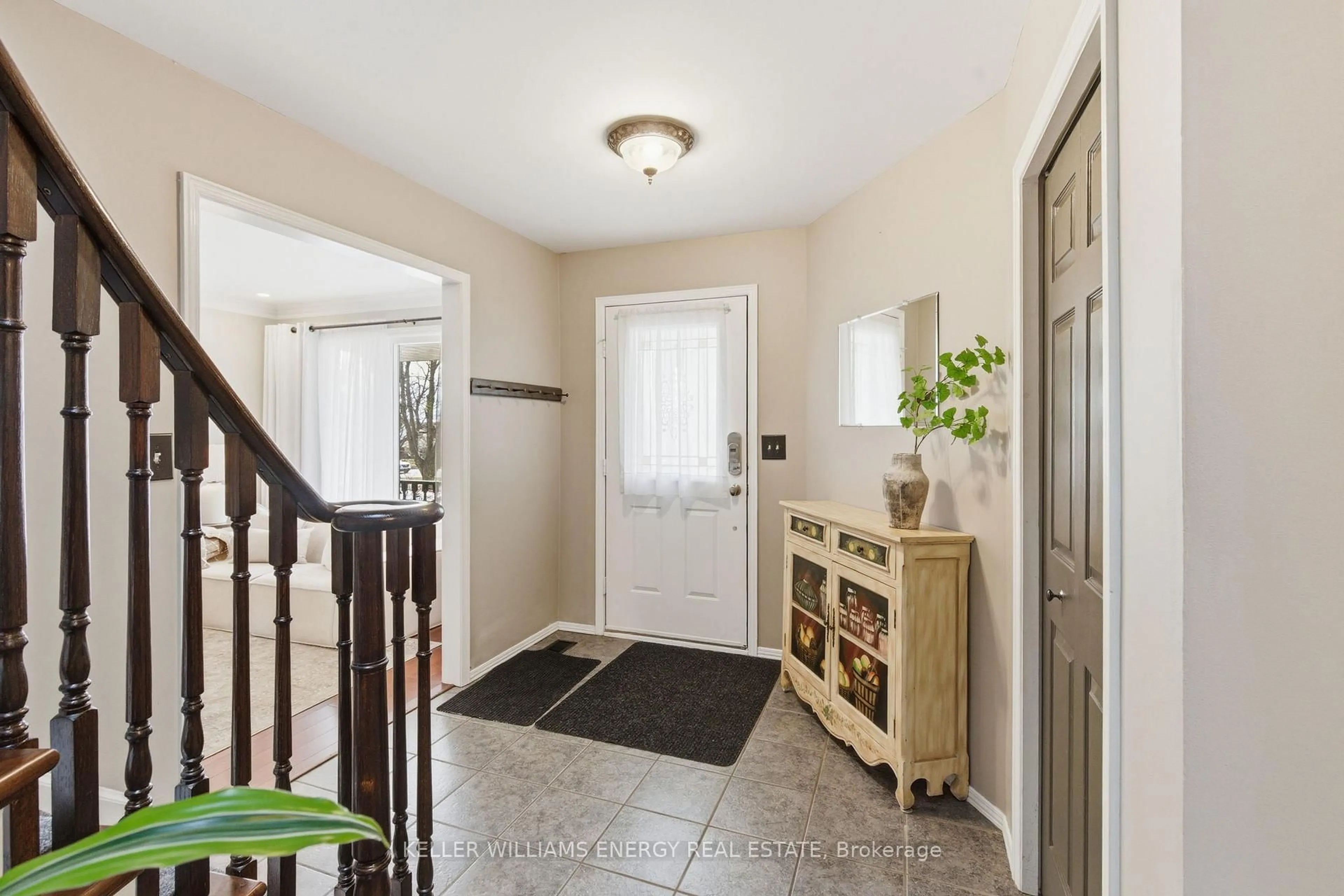 Indoor entryway for 555 Peggoty Circ, Oshawa Ontario L1K 2C4