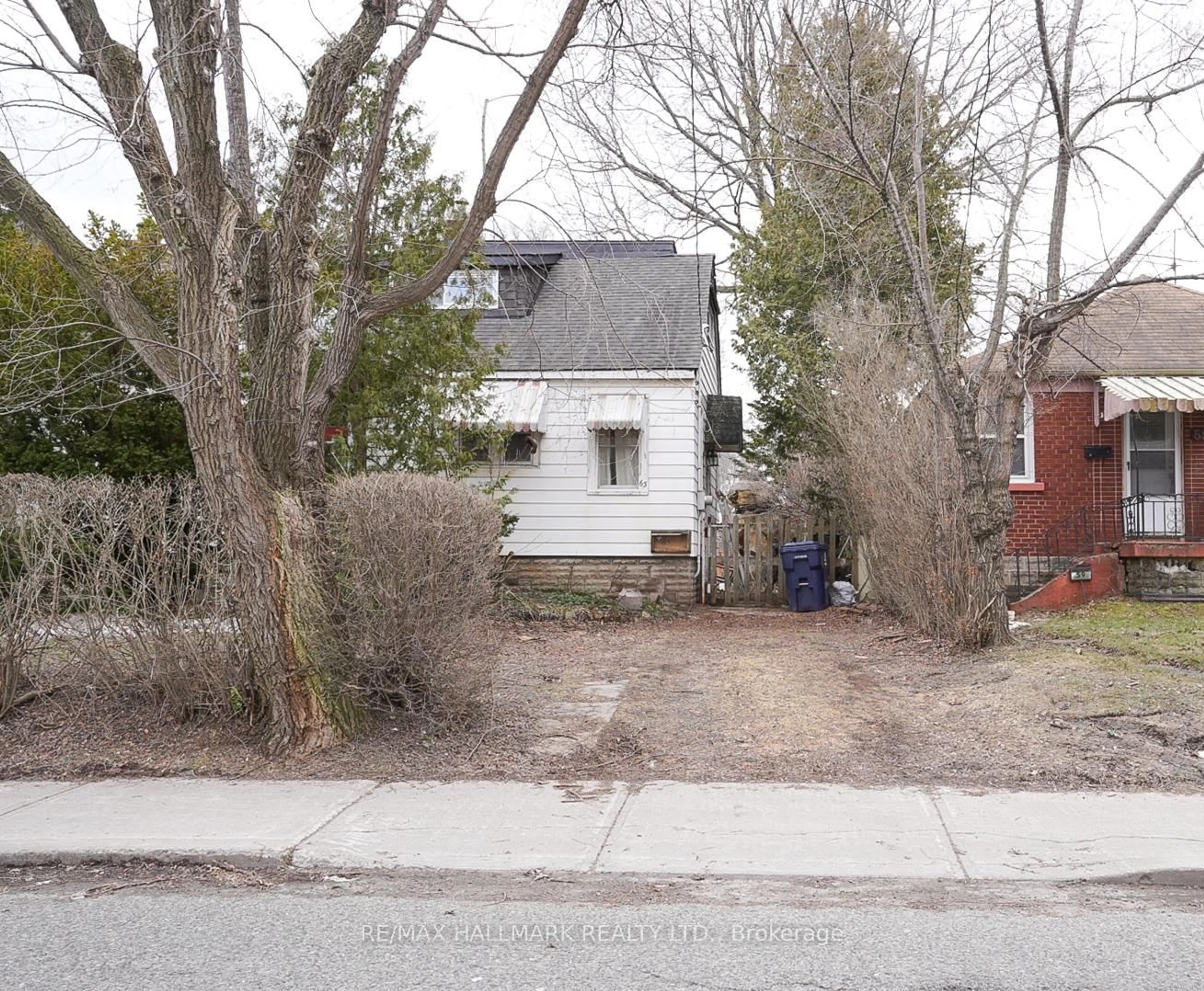 A pic from outside/outdoor area/front of a property/back of a property/a pic from drone, street for 63 Highview Ave, Toronto Ontario M1N 2H4