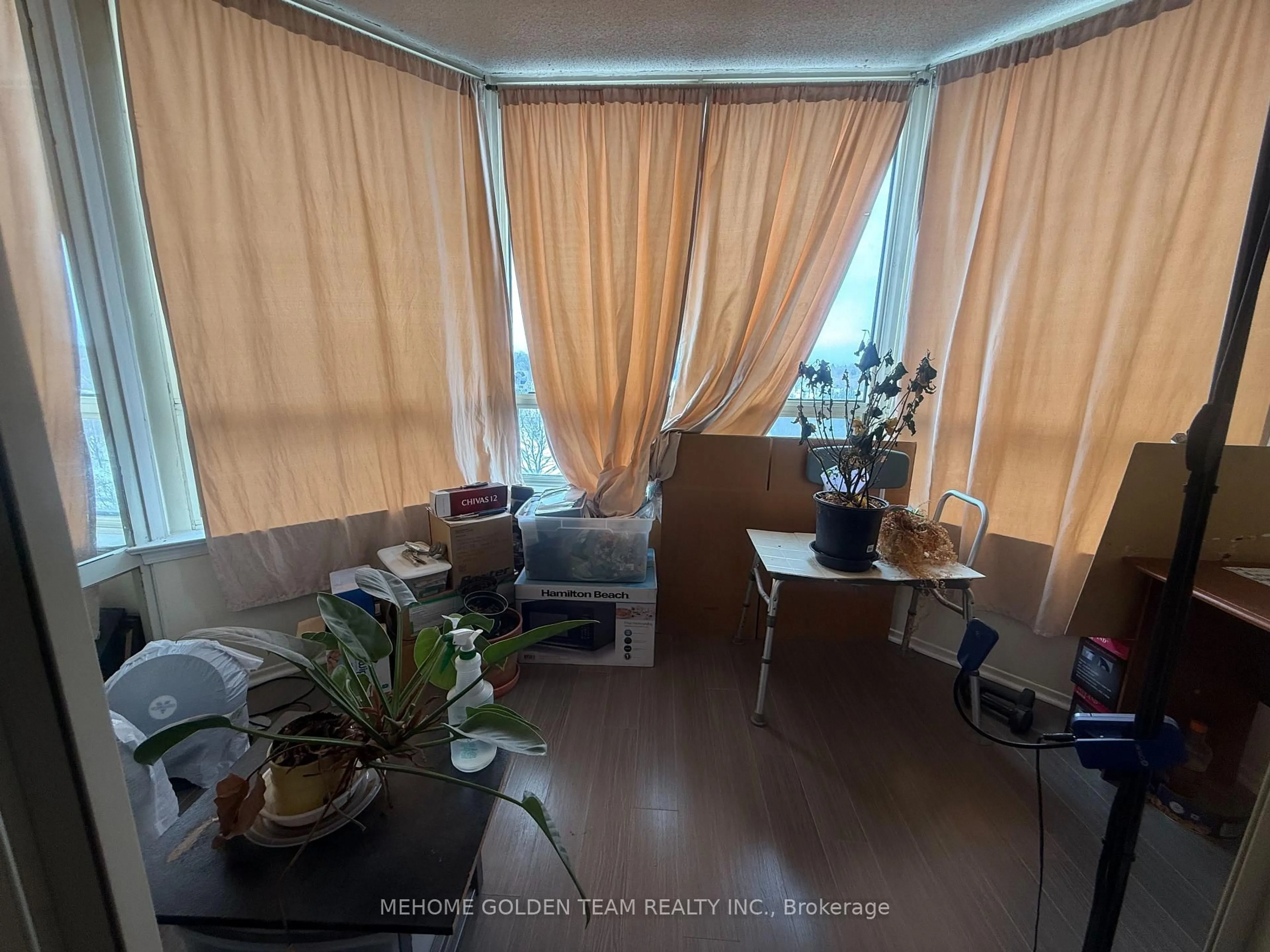 A pic of a room for 300 Alton Towers Circ #612, Toronto Ontario M1V 4X9