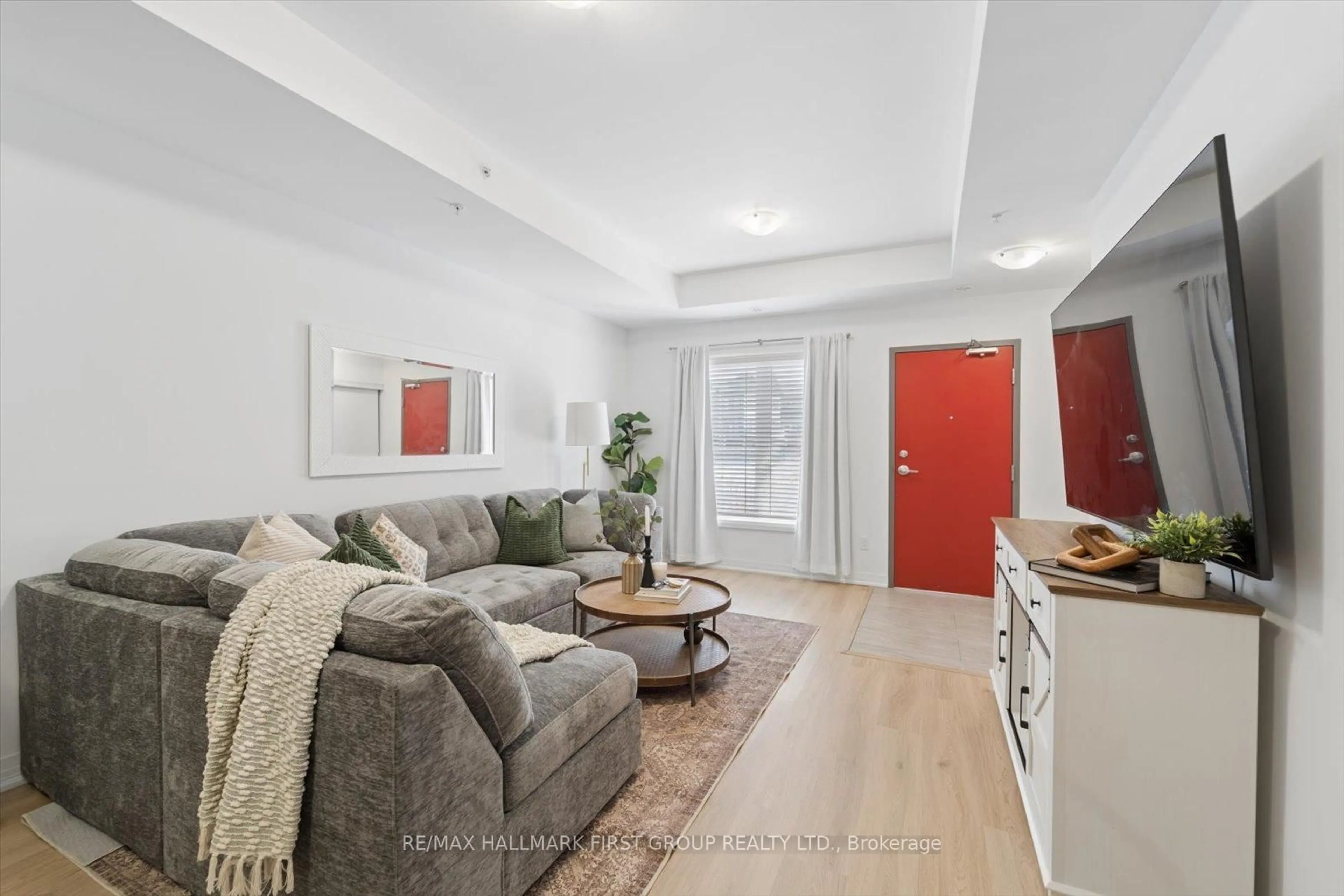 Living room with furniture, unknown for 2635 William Jackson Dr #1013, Pickering Ontario L1X 0L5