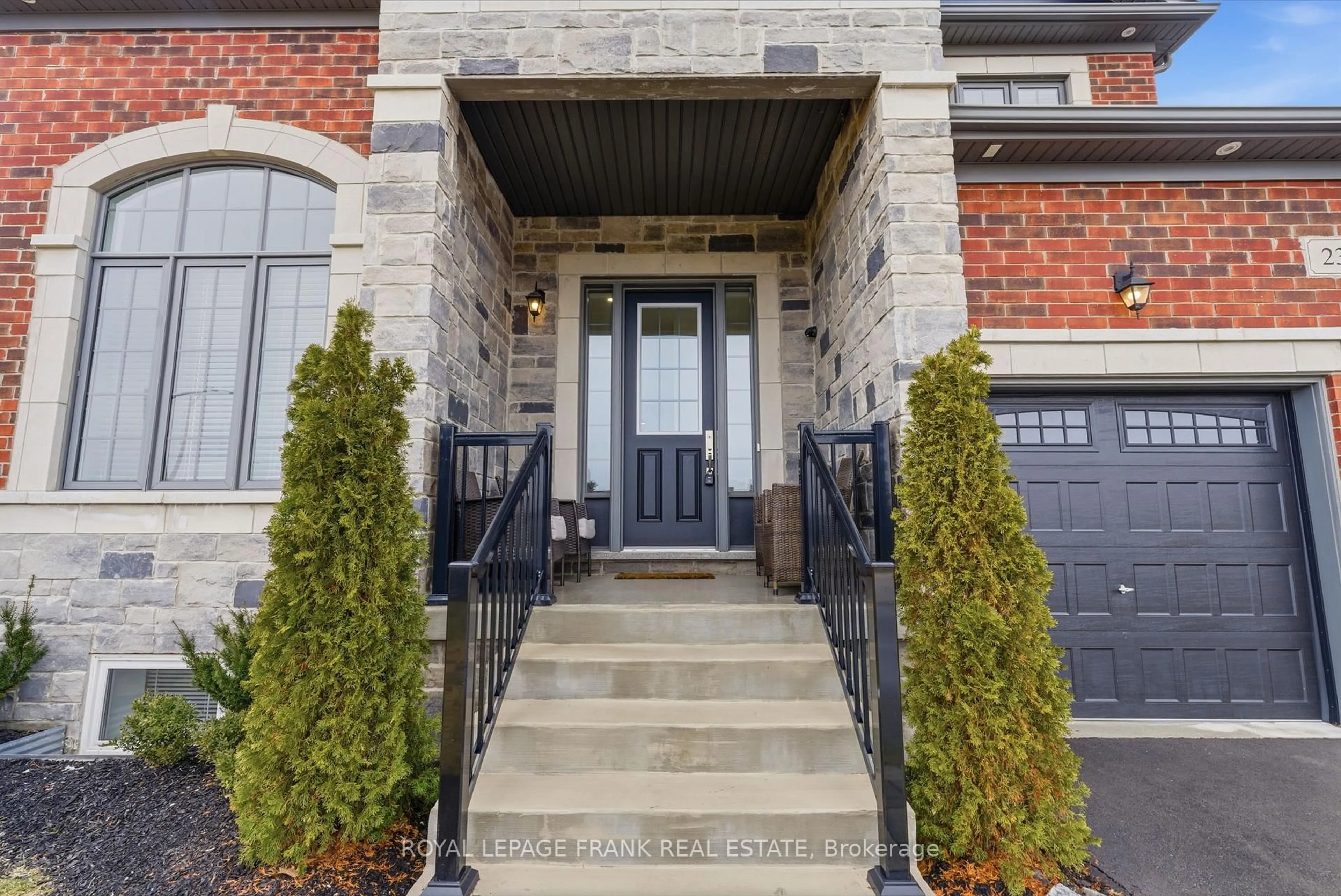 Indoor entryway for 23 Wamsley Cres, Clarington Ontario L1B 0W1