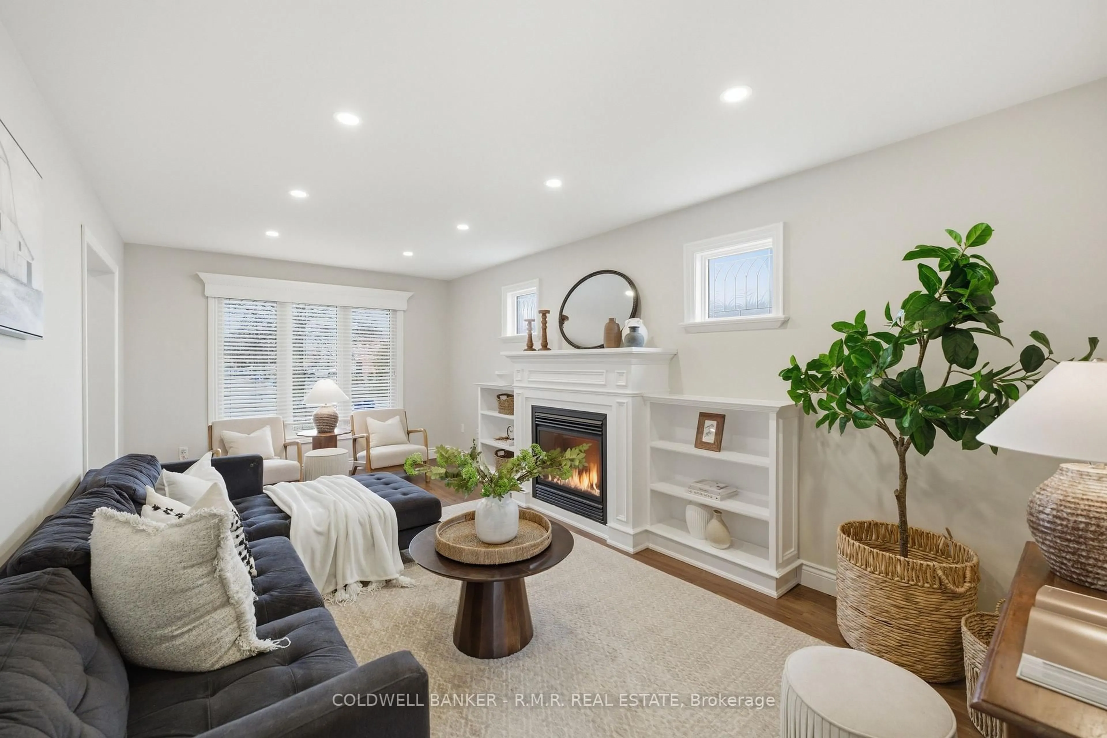 Living room with furniture, unknown for 21 Yorkville Dr, Clarington Ontario L1E 2A8