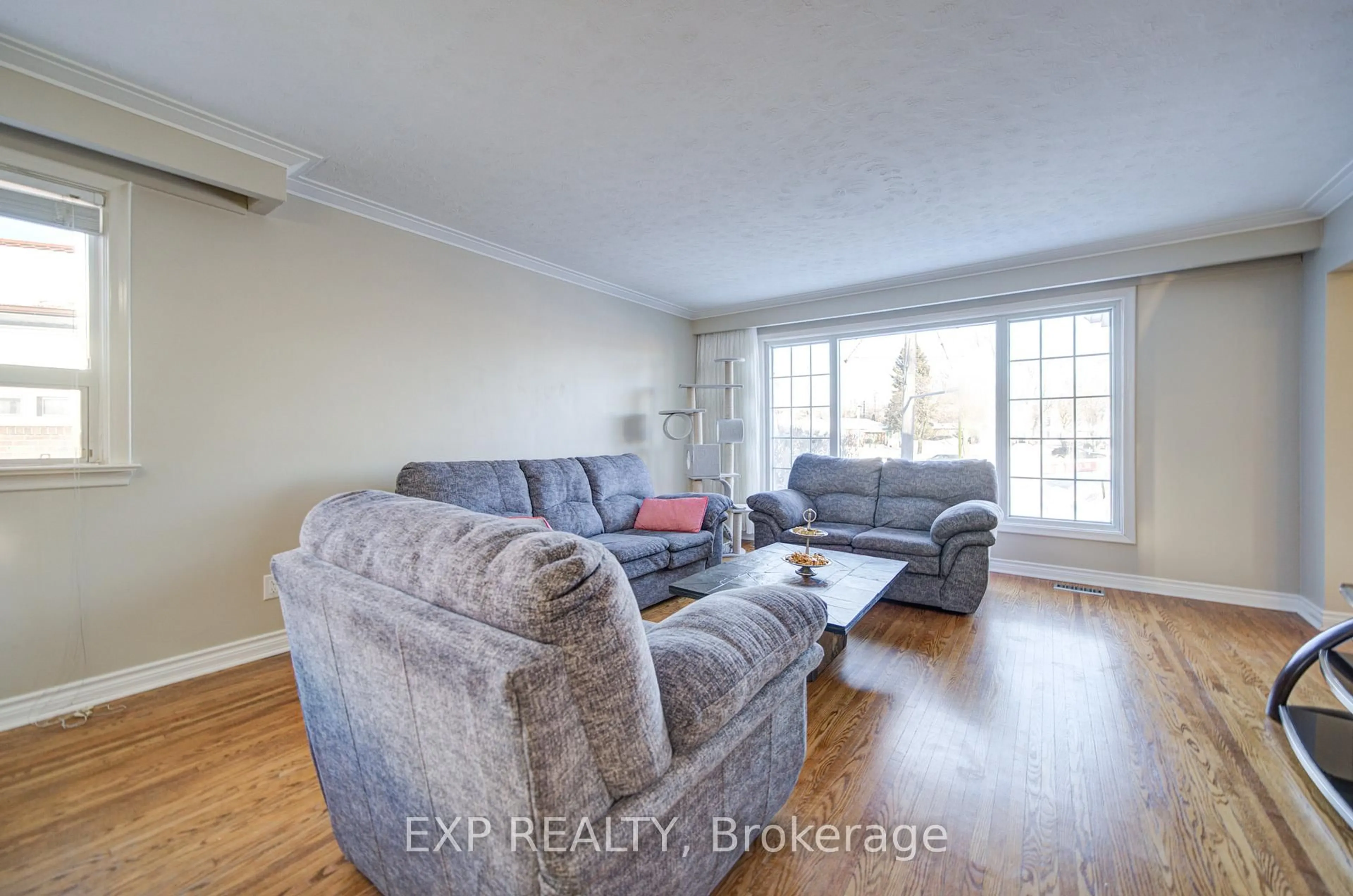 Living room with furniture, wood/laminate floor for 10 Pastrano Crt, Toronto Ontario M1M 1X1