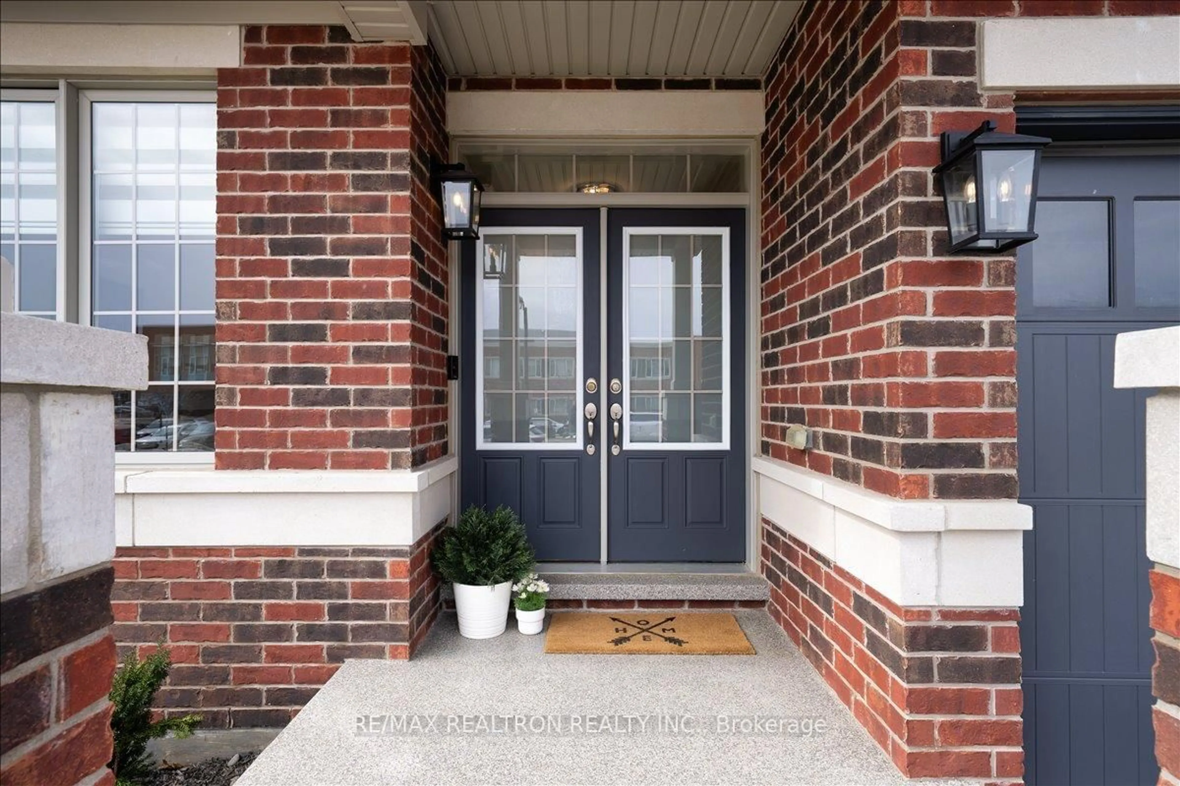 Indoor entryway for 1952 Queensbury Dr, Oshawa Ontario L1K 0S1
