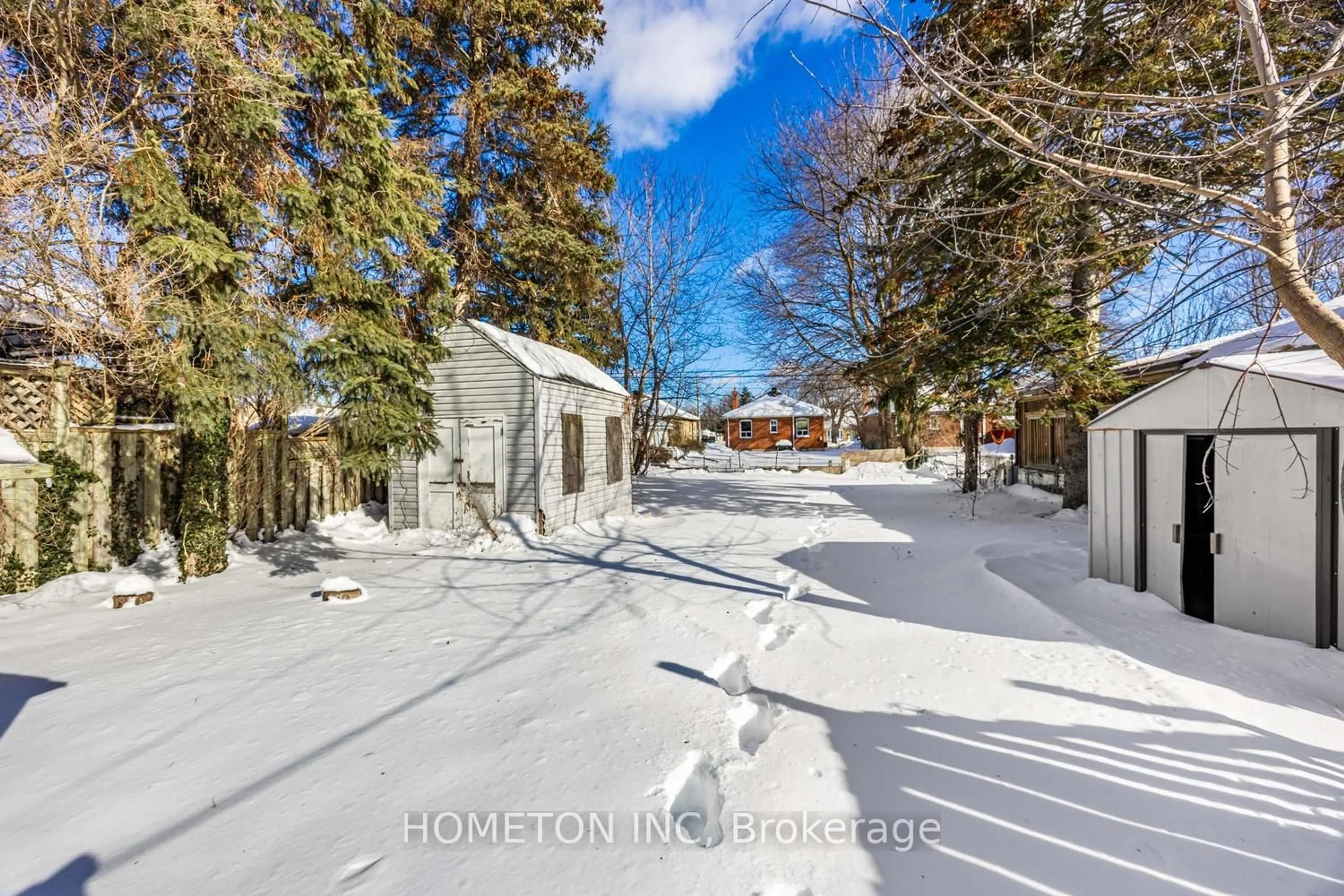 A pic from outside/outdoor area/front of a property/back of a property/a pic from drone, street for 147 Lilian Dr, Toronto Ontario M1R 3W6