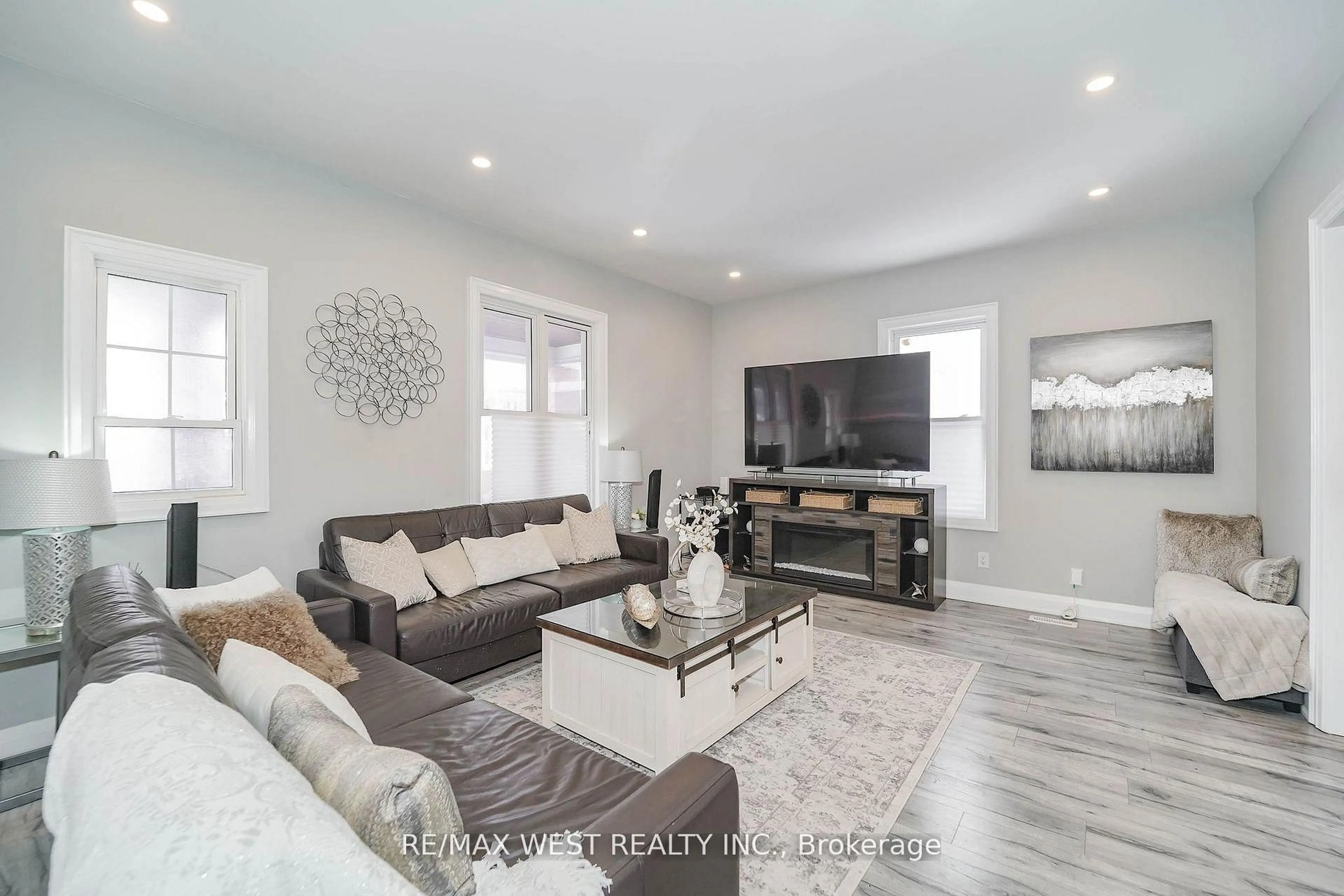 Living room with furniture, unknown for 235 Dearborn Ave, Oshawa Ontario L1G 4Z3