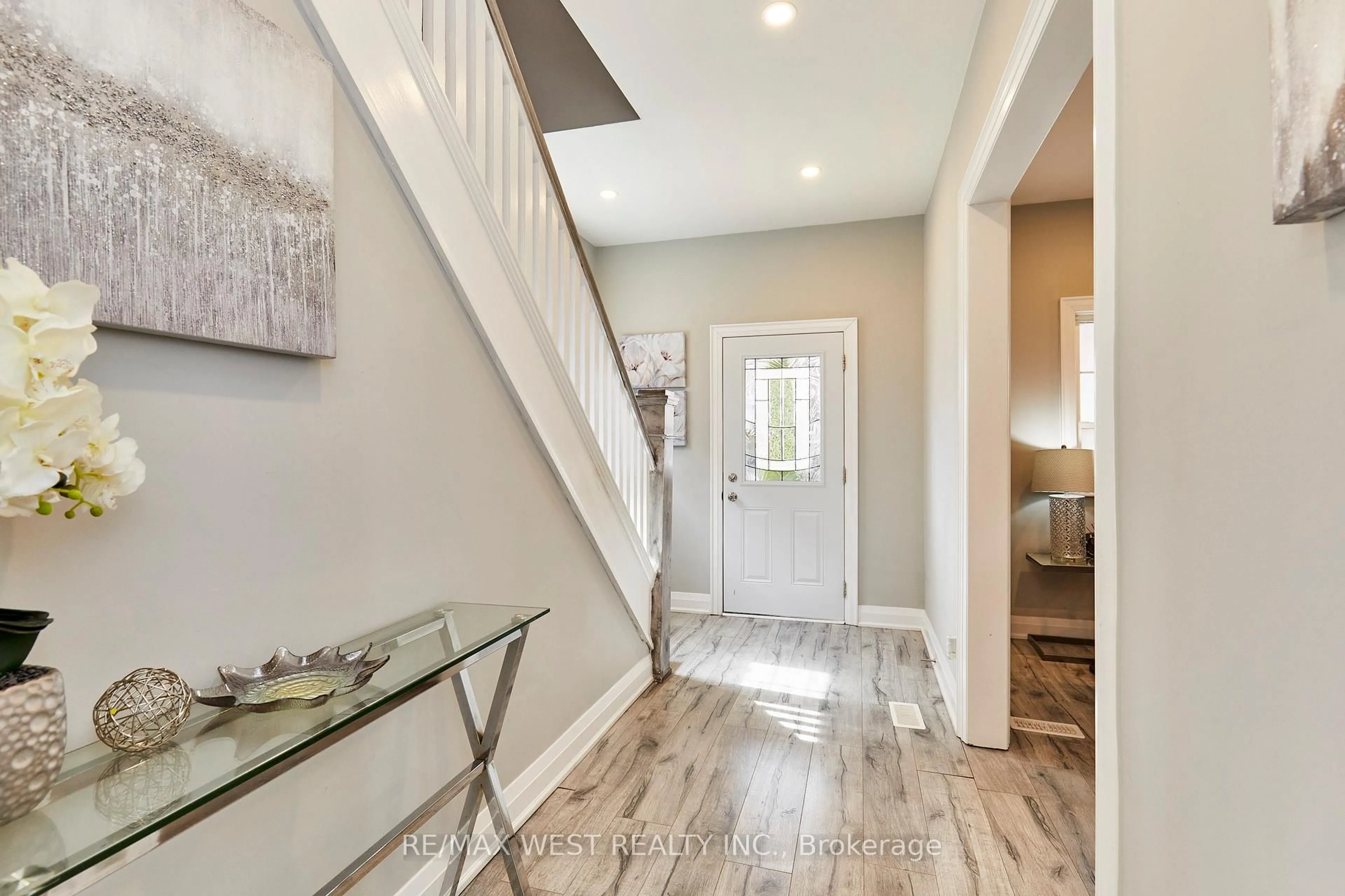 Indoor entryway for 235 Dearborn Ave, Oshawa Ontario L1G 4Z3
