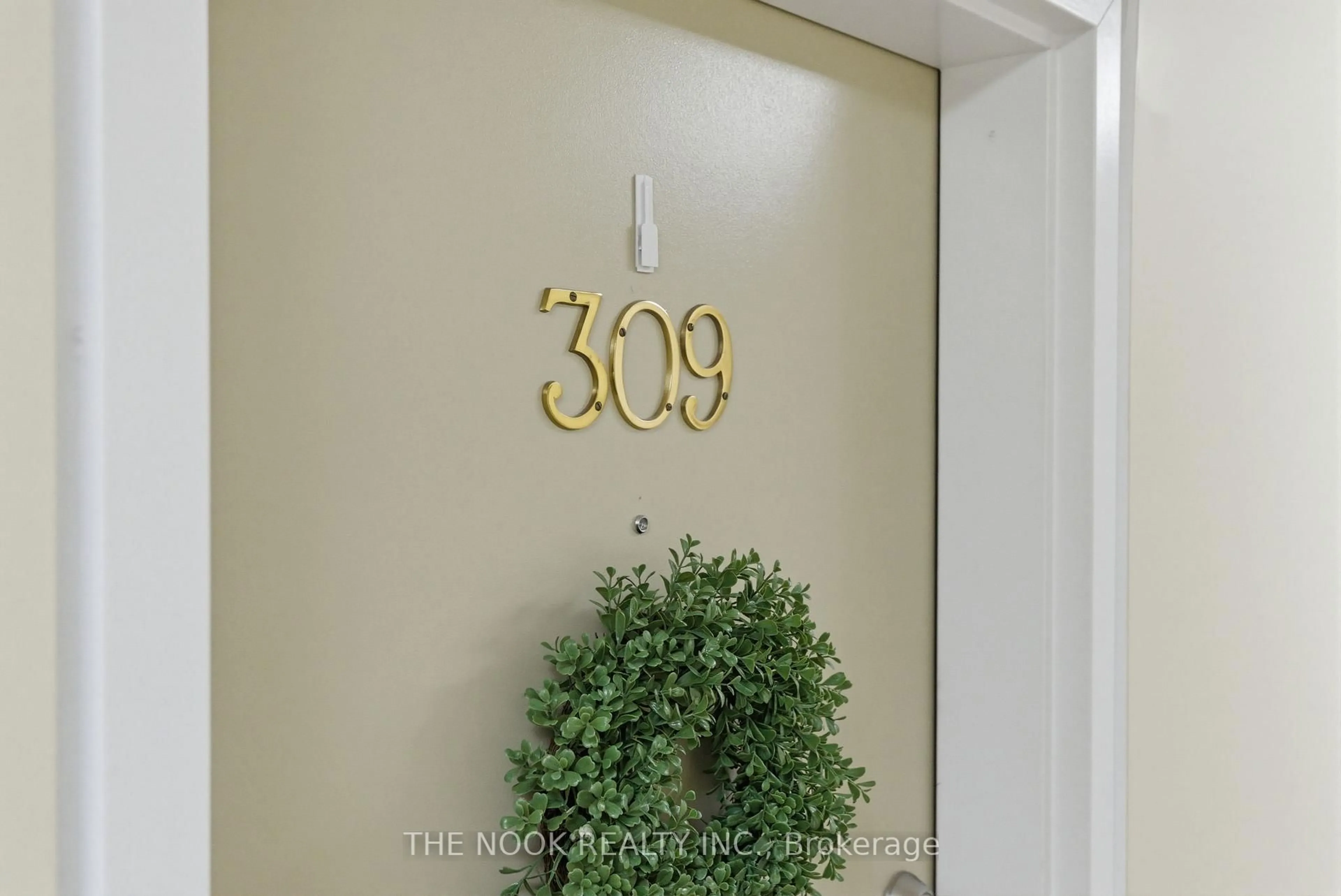 Indoor entryway for 83 Aspen Springs Dr #309, Clarington Ontario L1C 5J7