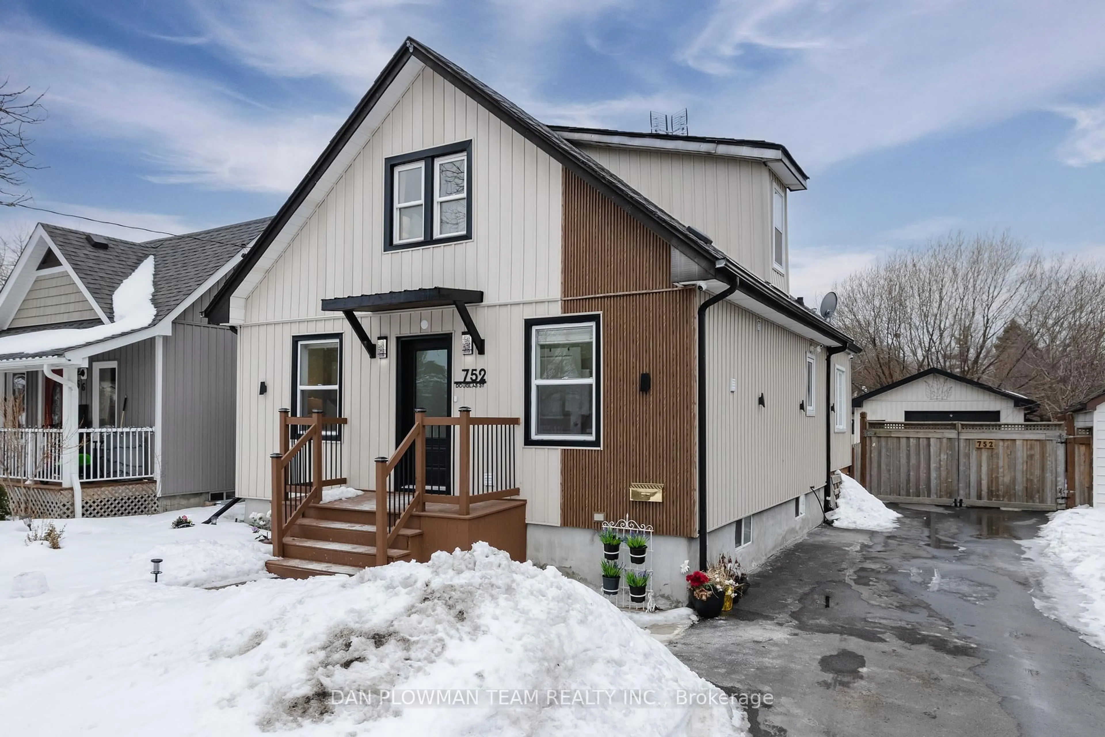 Home with vinyl exterior material, street for 752 Douglas St, Oshawa Ontario L1H 5C7