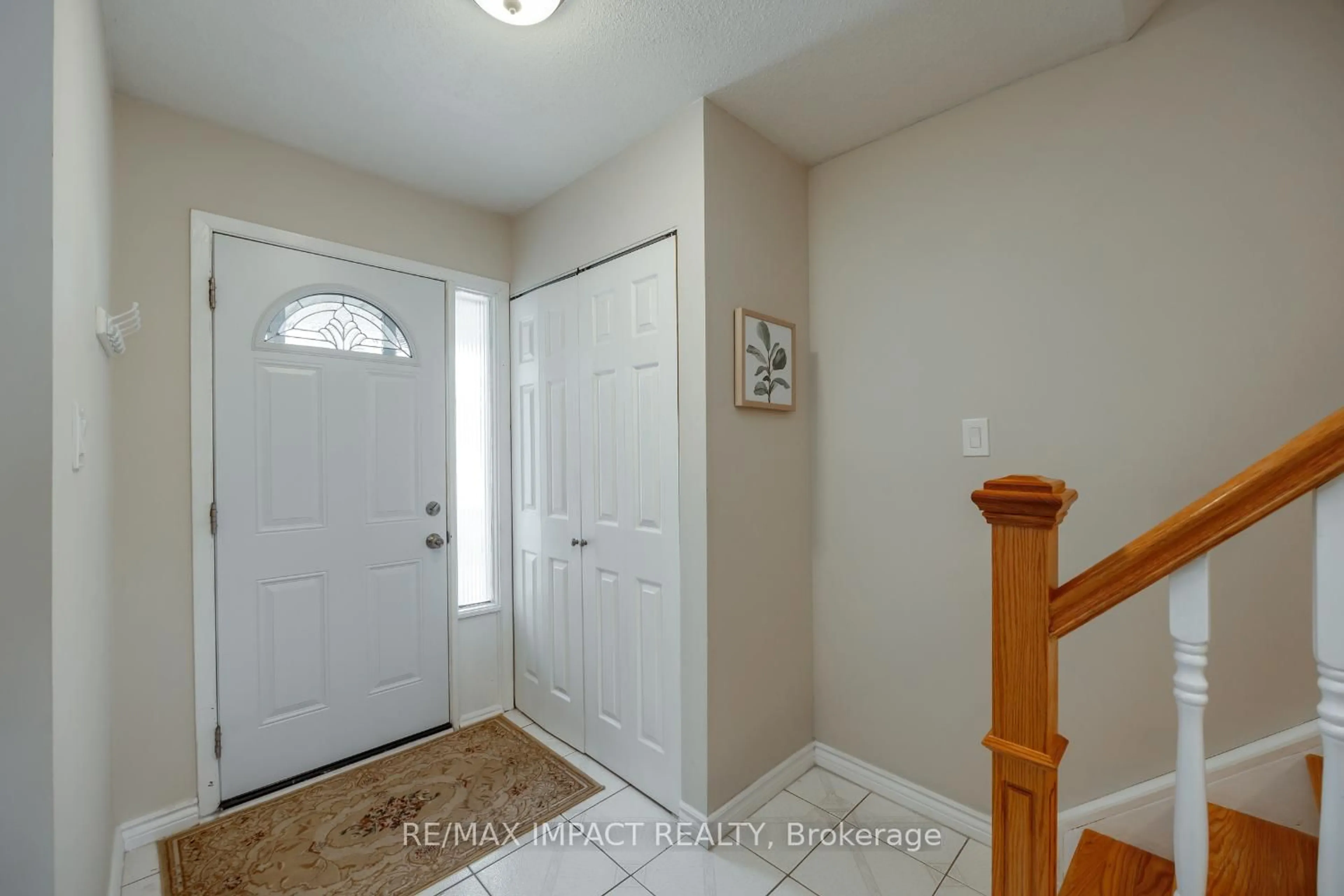 Indoor entryway for 672 Galahad Dr, Oshawa Ontario L1K 1M2