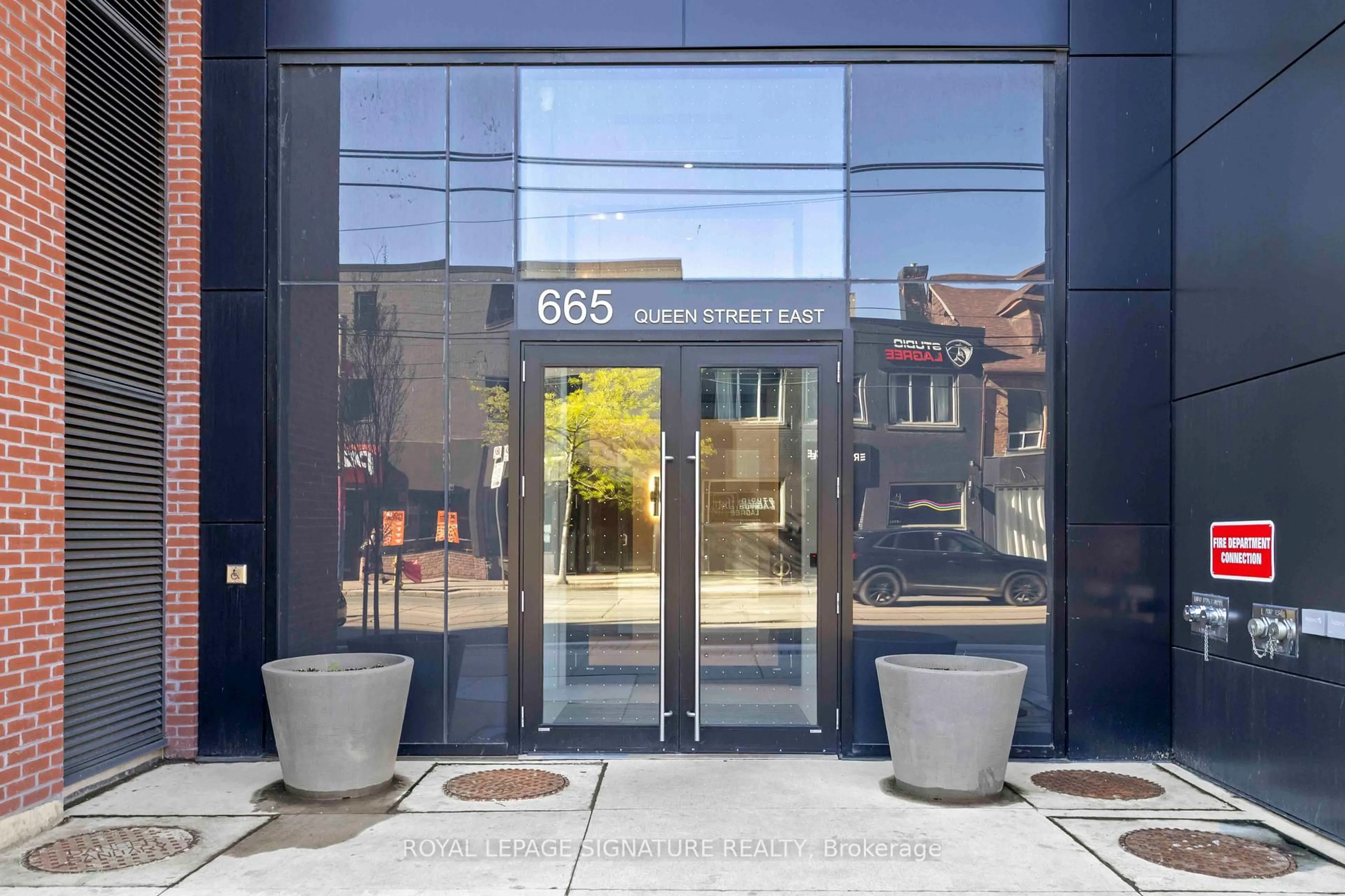 Indoor foyer for 665 Queen St #313, Toronto Ontario M4M 1G4