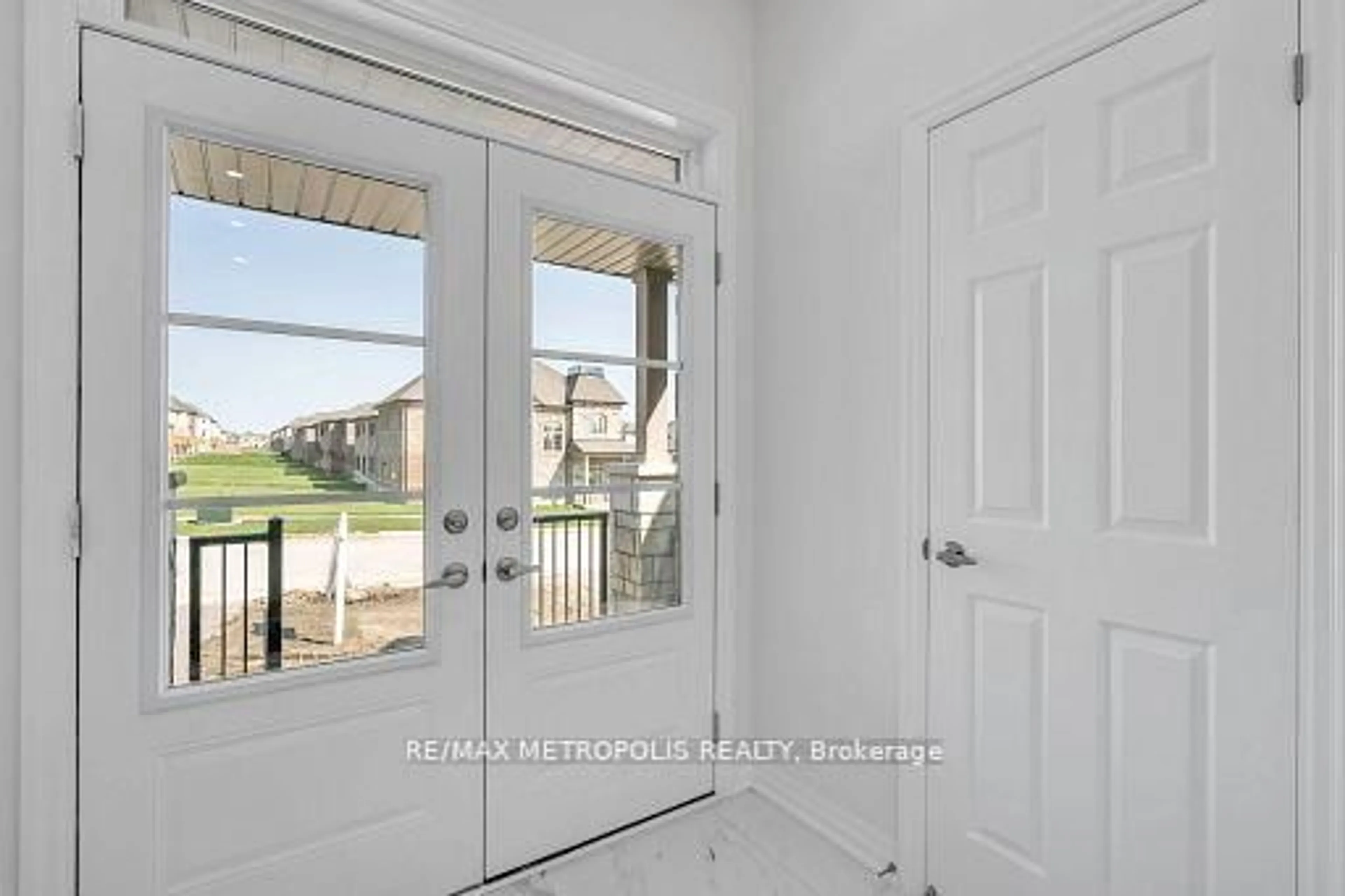 Indoor entryway for 58 Belmont Dr, Clarington Ontario L1B 0W8