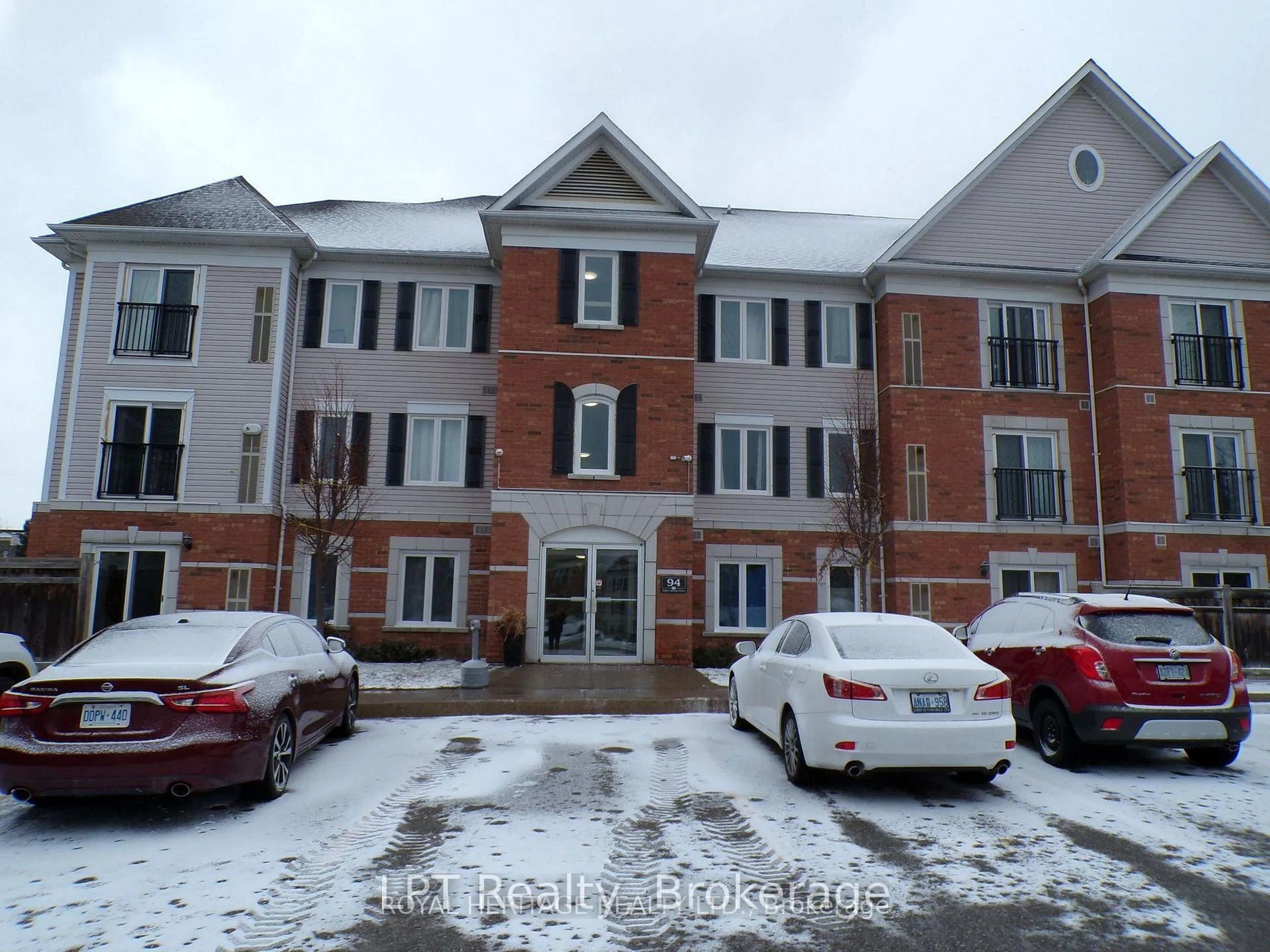 A pic from outside/outdoor area/front of a property/back of a property/a pic from drone, building for 94 Aspen Springs Dr #106, Clarington Ontario L1C 5N4