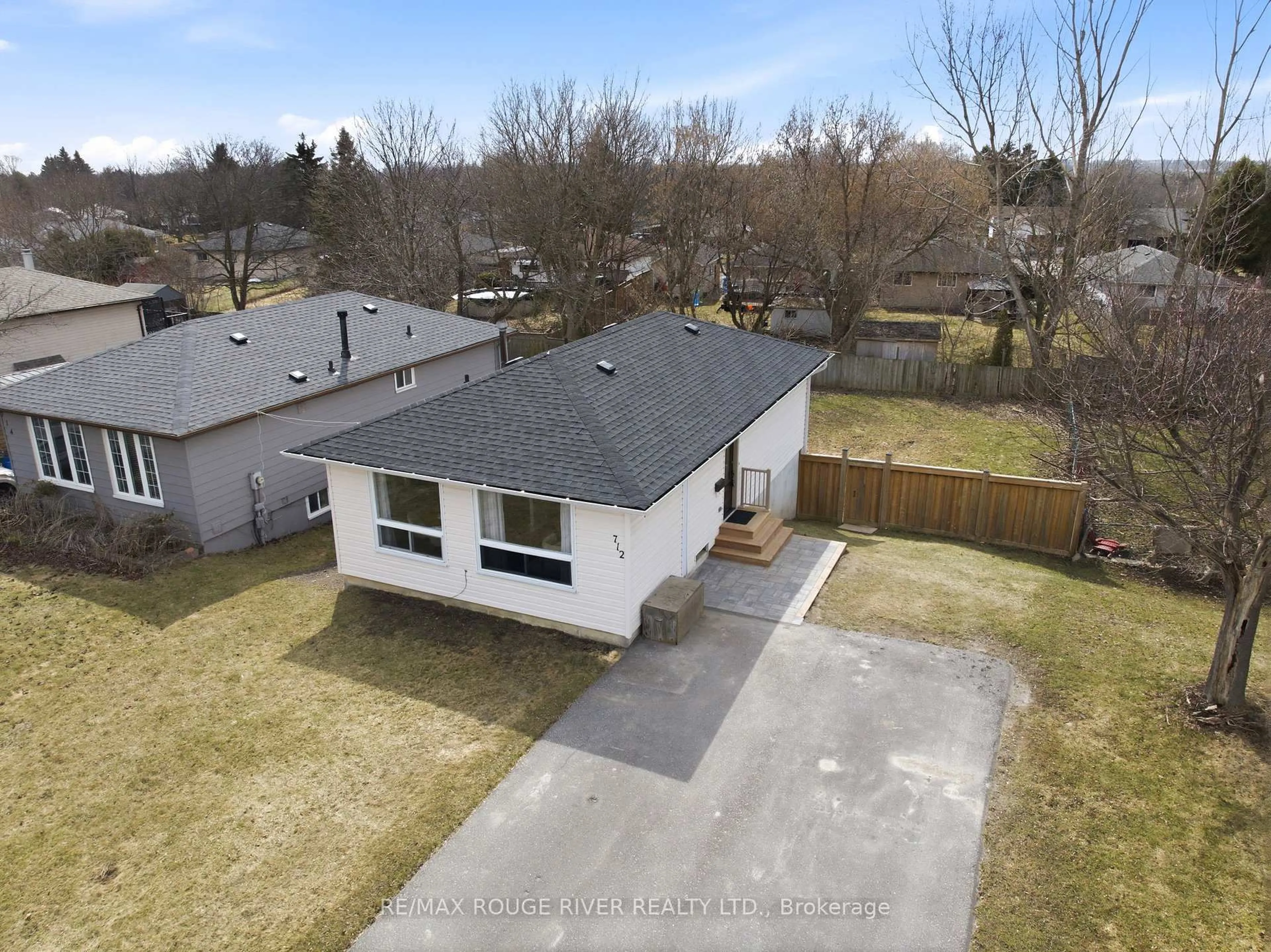 A pic from outside/outdoor area/front of a property/back of a property/a pic from drone, street for 712 Grandview Dr, Oshawa Ontario L1H 7W2