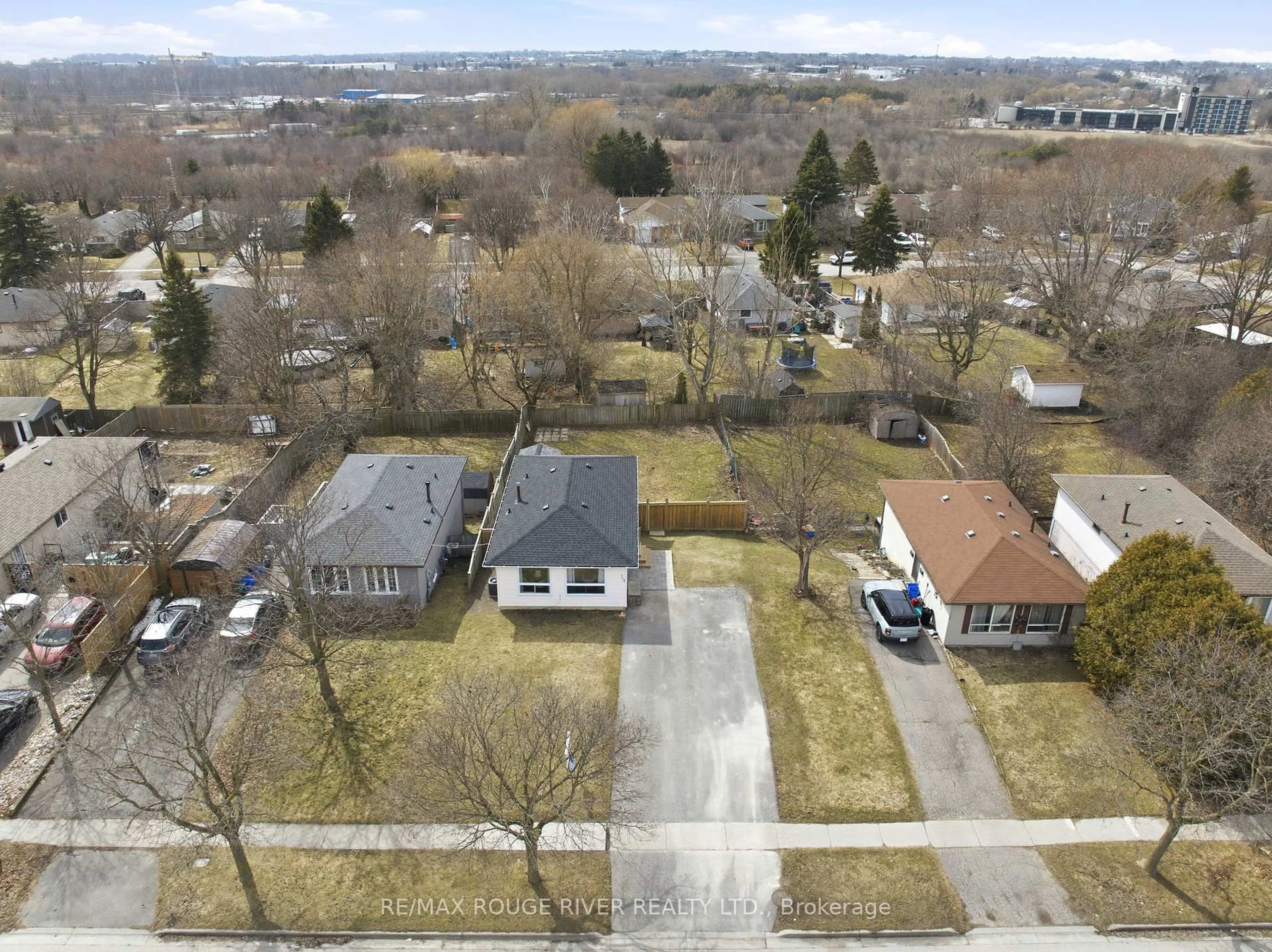 A pic from outside/outdoor area/front of a property/back of a property/a pic from drone, street for 712 Grandview Dr, Oshawa Ontario L1H 7W2