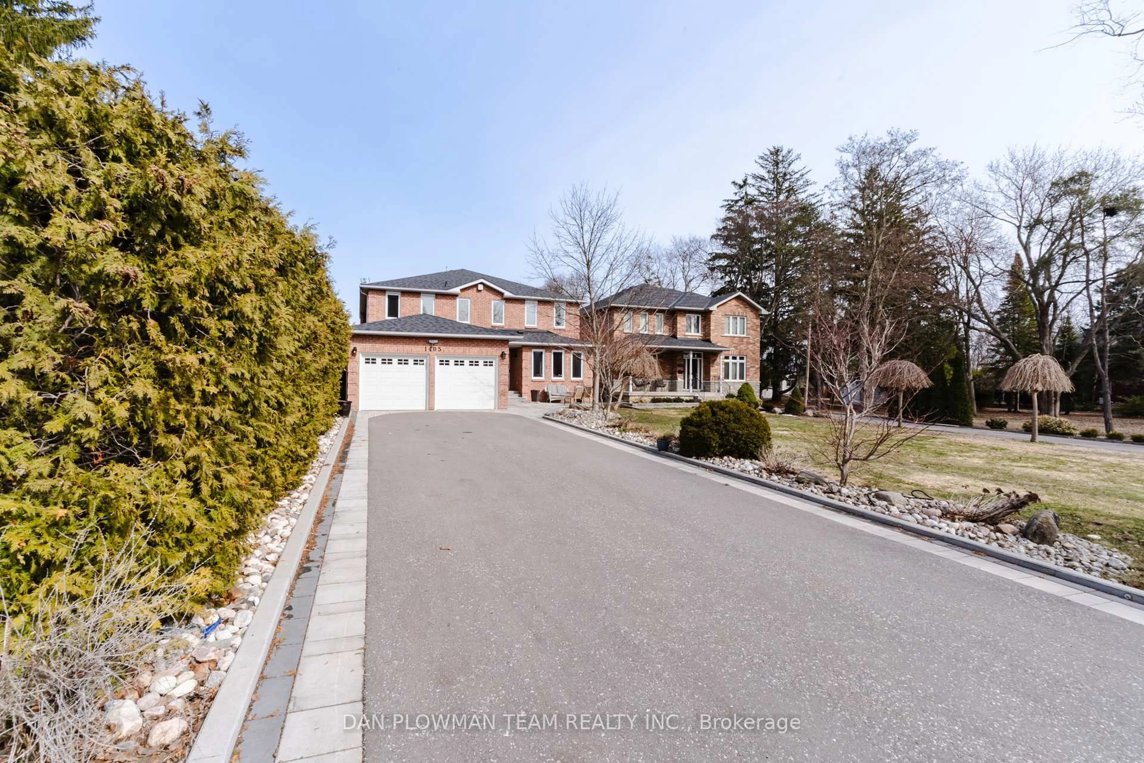 A pic from outside/outdoor area/front of a property/back of a property/a pic from drone, street for 1405 Rougemount Dr, Pickering Ontario L1V 1N2