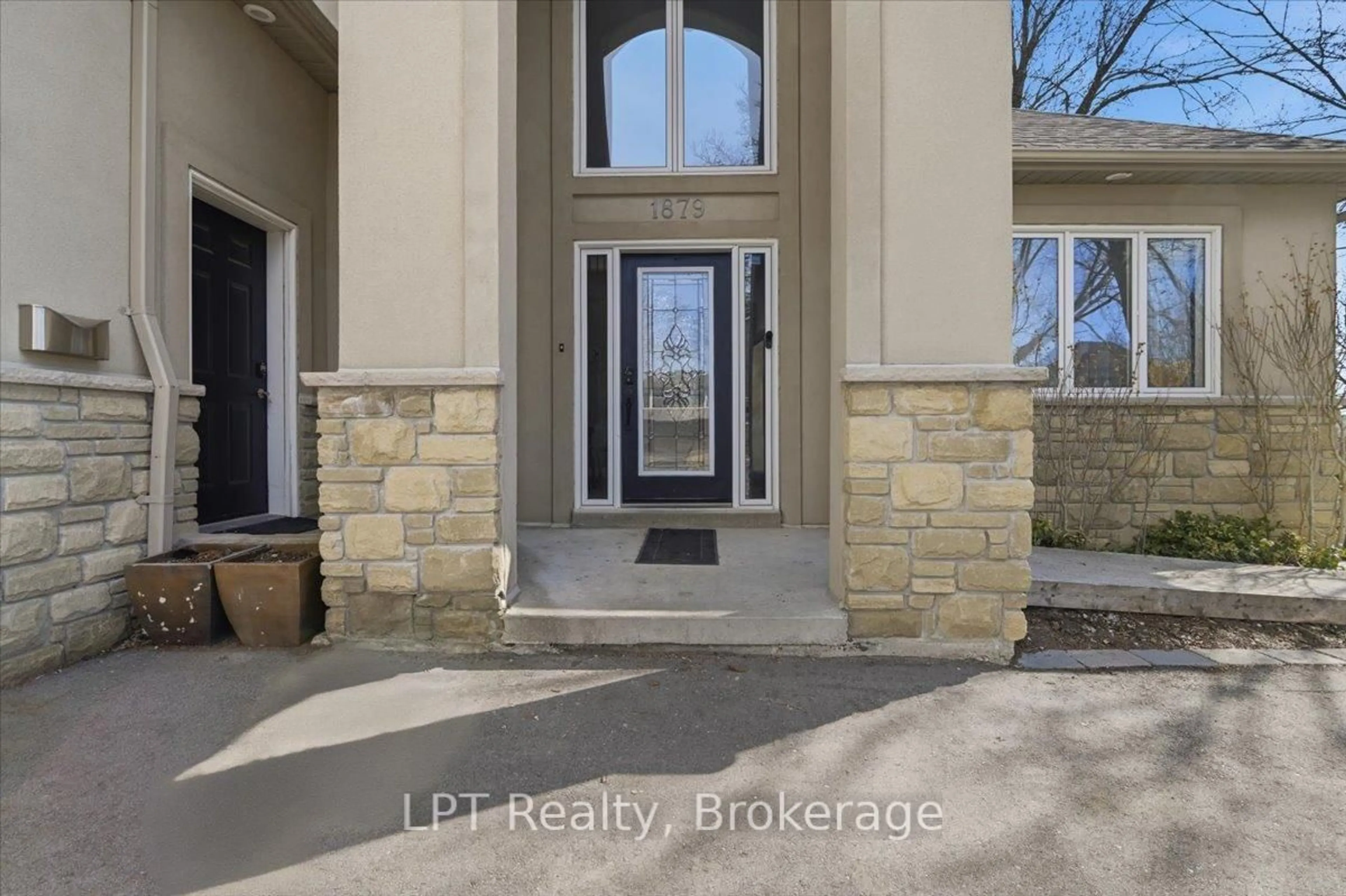 Indoor entryway for 1879 Appleview Rd, Pickering Ontario L1V 1T7