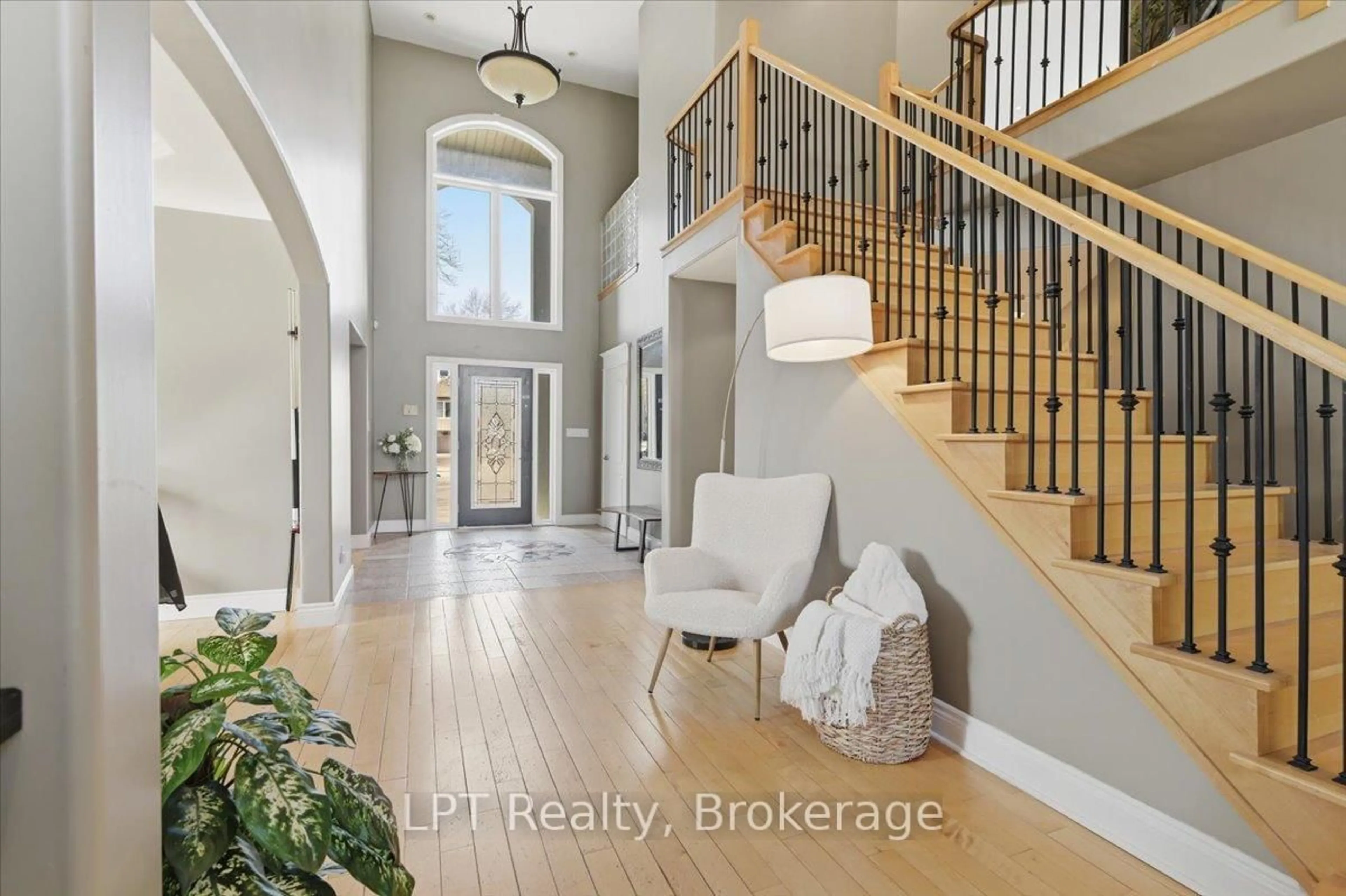 Indoor entryway for 1879 Appleview Rd, Pickering Ontario L1V 1T7