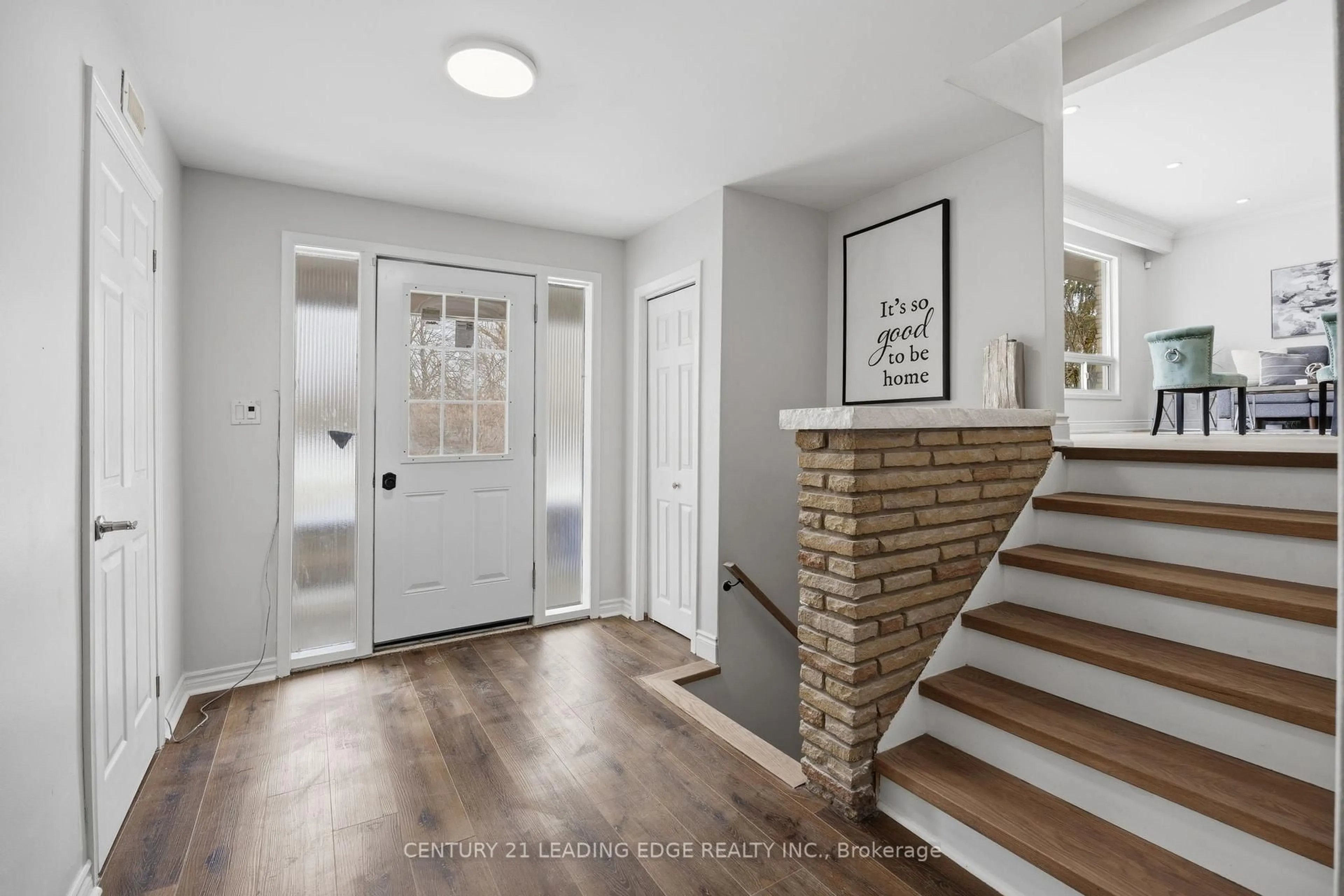 Indoor entryway for 532 Park Rd, Oshawa Ontario L1J 4M7