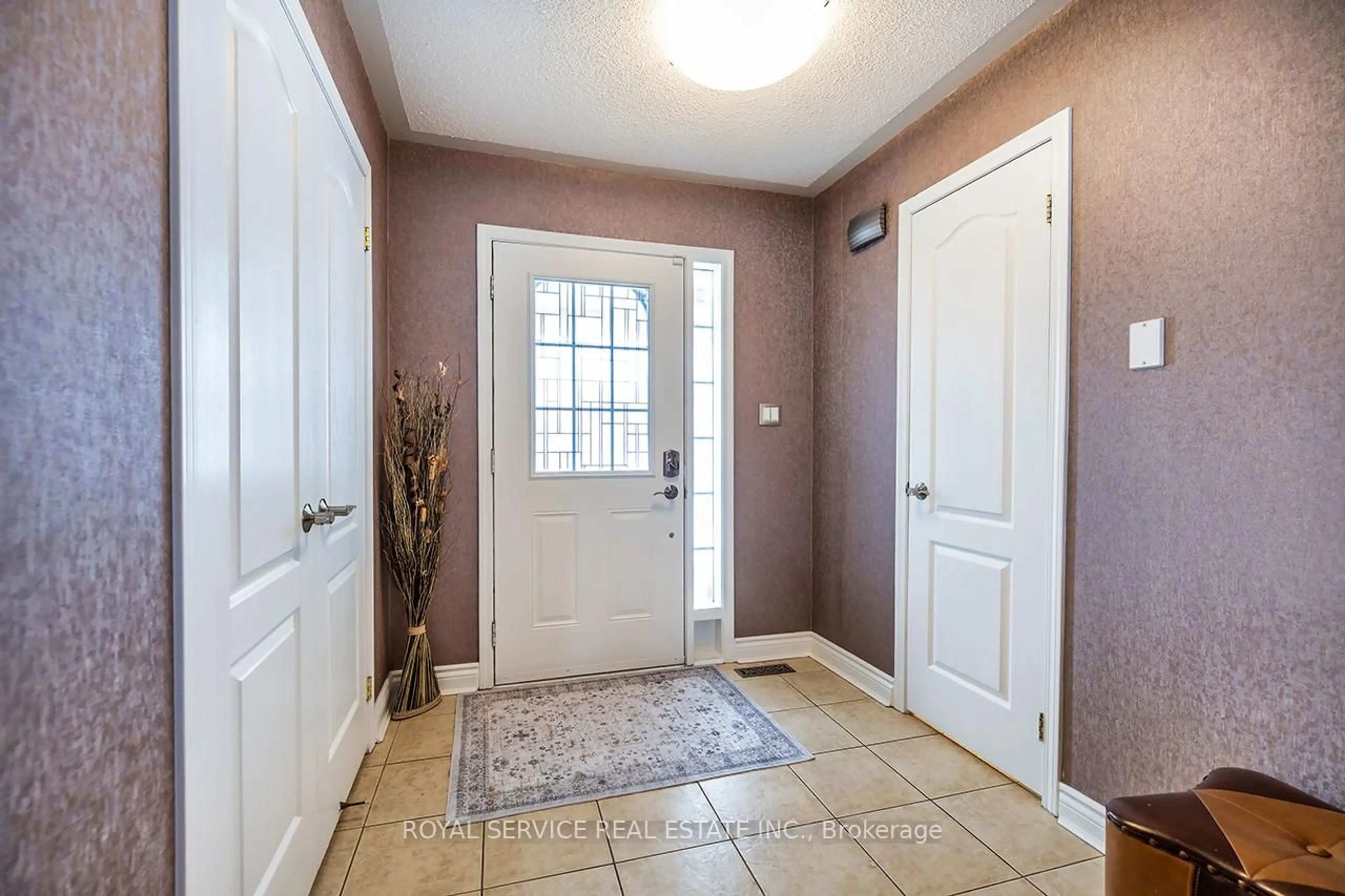 Indoor entryway for 66 Stillwell Lane, Clarington Ontario L1B 1R4